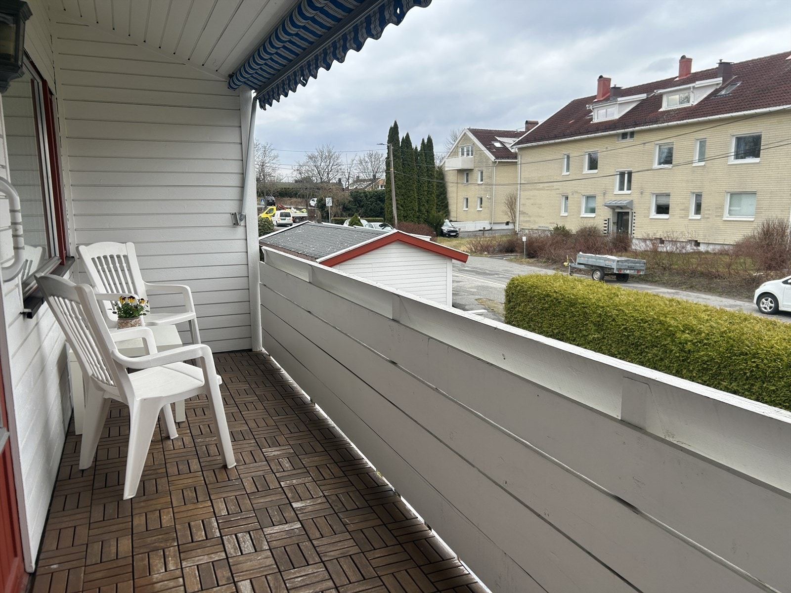 Fra stuen er det utgang til vestvendt balkong med markise montert. Galleribilde