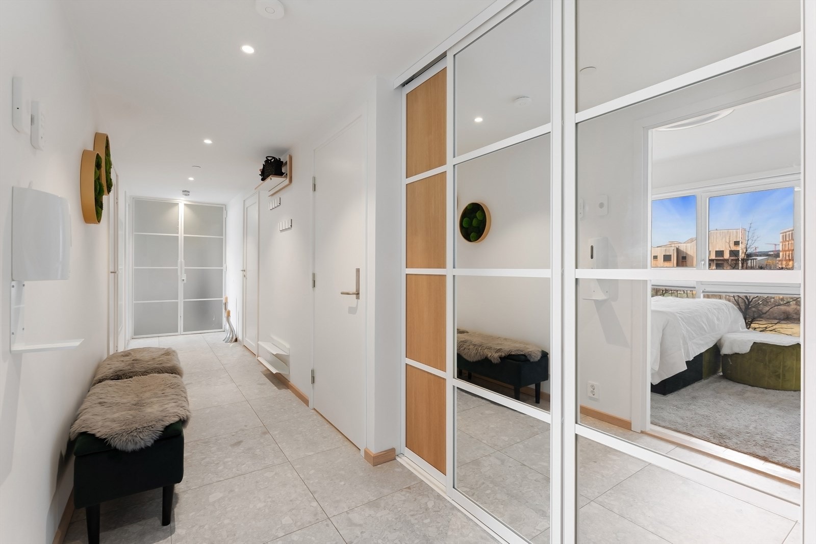 Flott løsning med dører som deler gangen Galleribilde