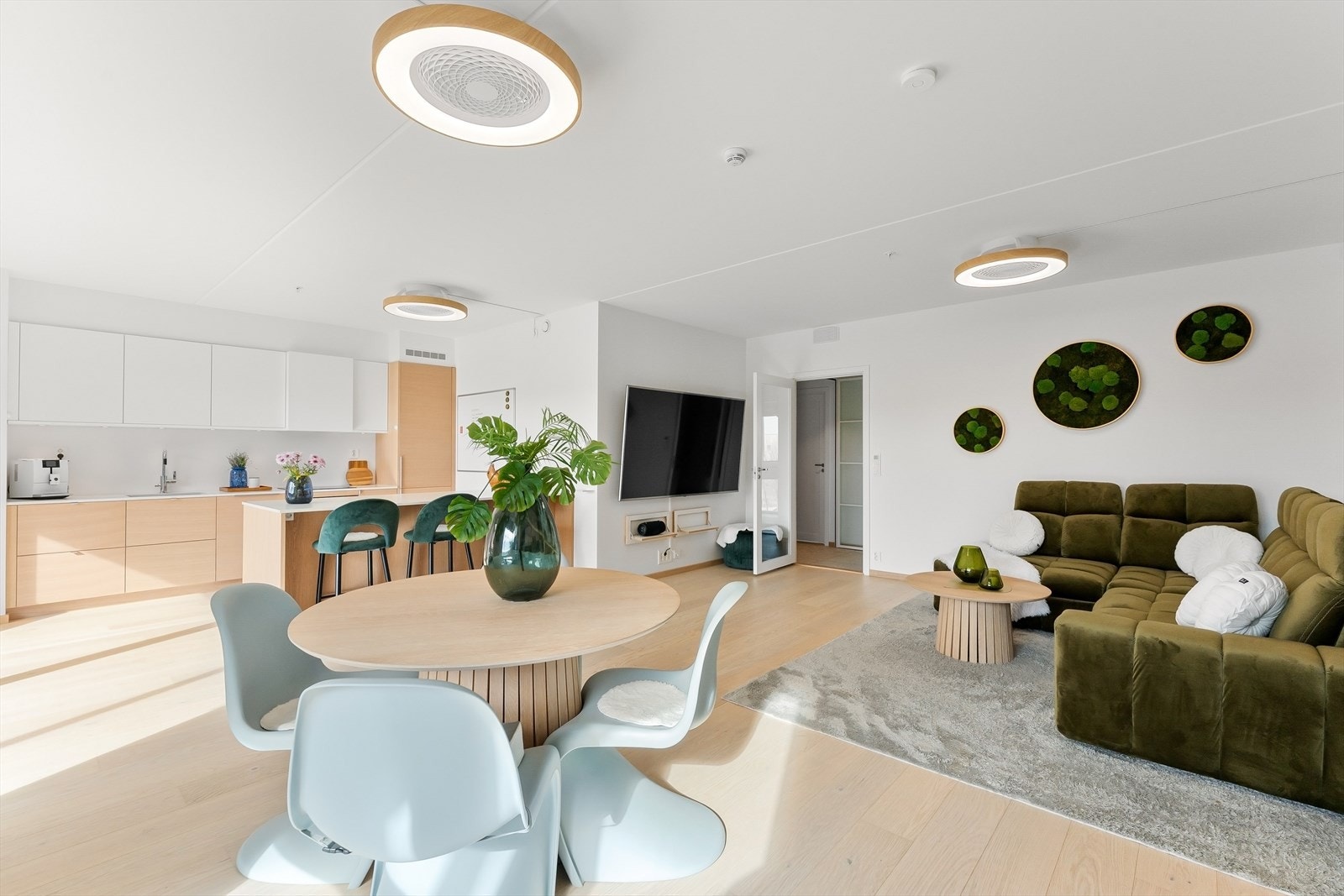 41 m² stue/kjøkken er et stort, flott rom med 2,65 m. takhøyde og full bredde balkong i front Galleribilde