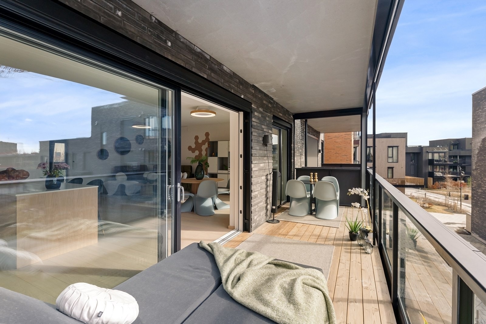 Balkongen dekker bredde av stue/kjøkken og kan møbleres med bl.a. utendørs spiseplass (foto: Zovenfra AS) Galleribilde