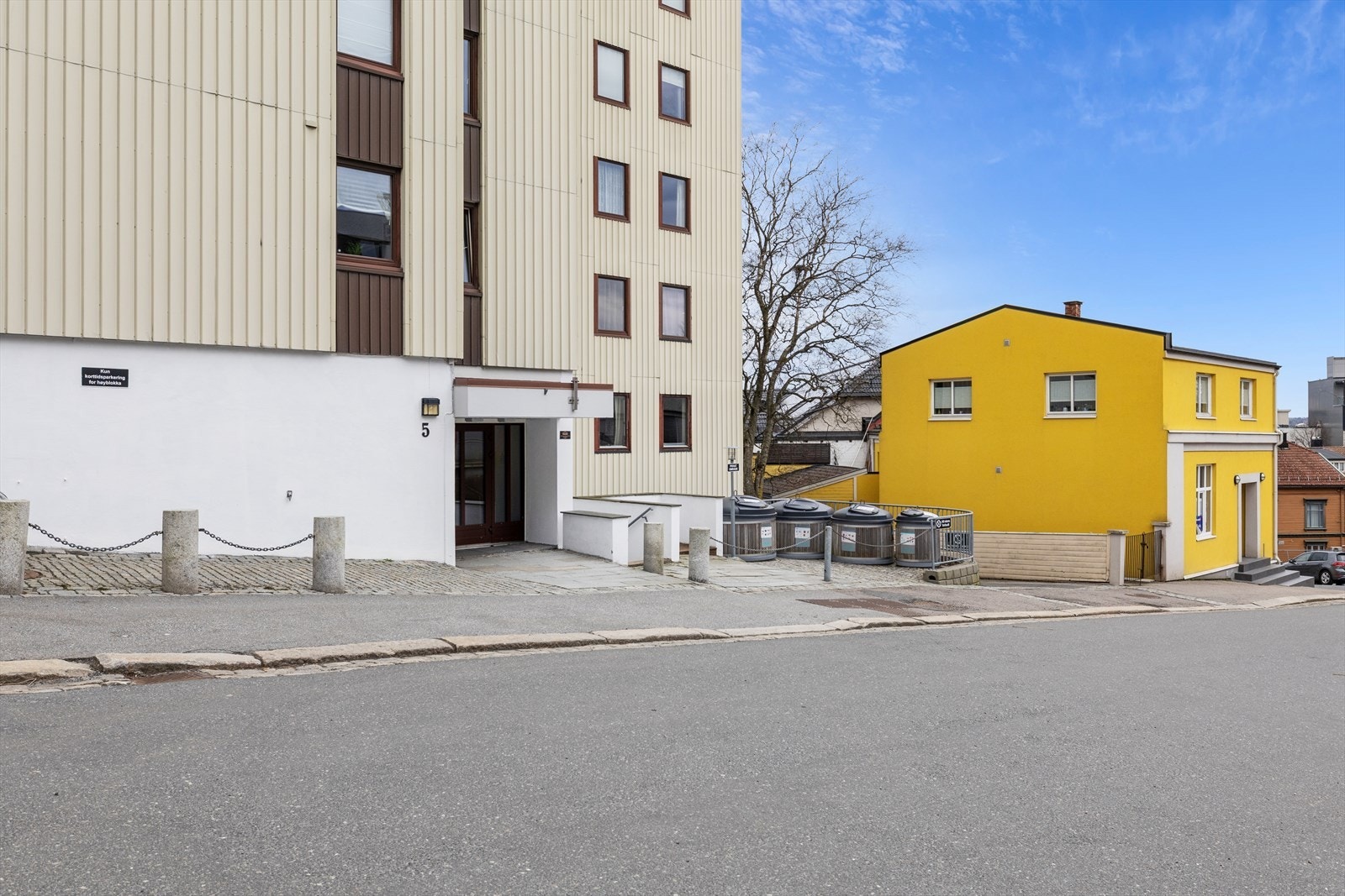 Leiligheten har en svært sentral beliggenhet i hjertet av Moss, med byens puls og et bredt utvalg av servicetilbud rett utenfor døren. Her bor du med gangavstand til alt du trenger i hverdagen. Galleribilde