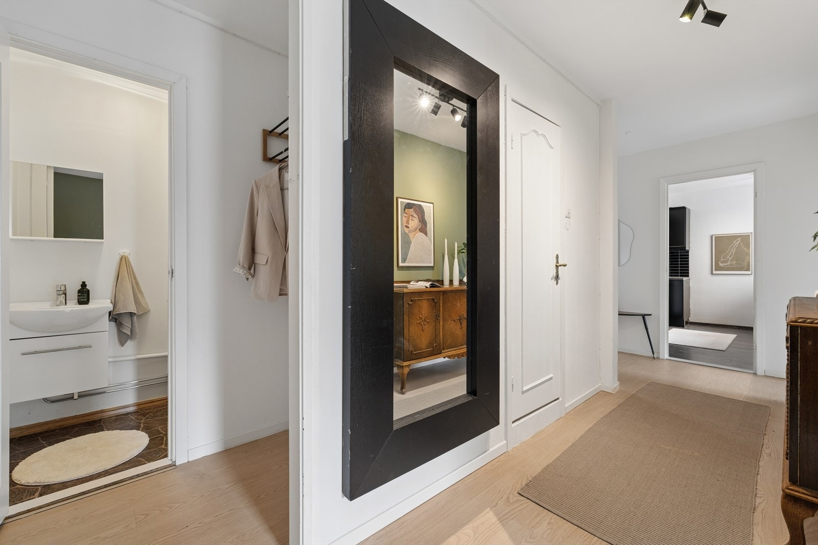Her ønskes du velkommen inn i en lys entré med god plass til å henge fra seg ytterklær. Galleribilde