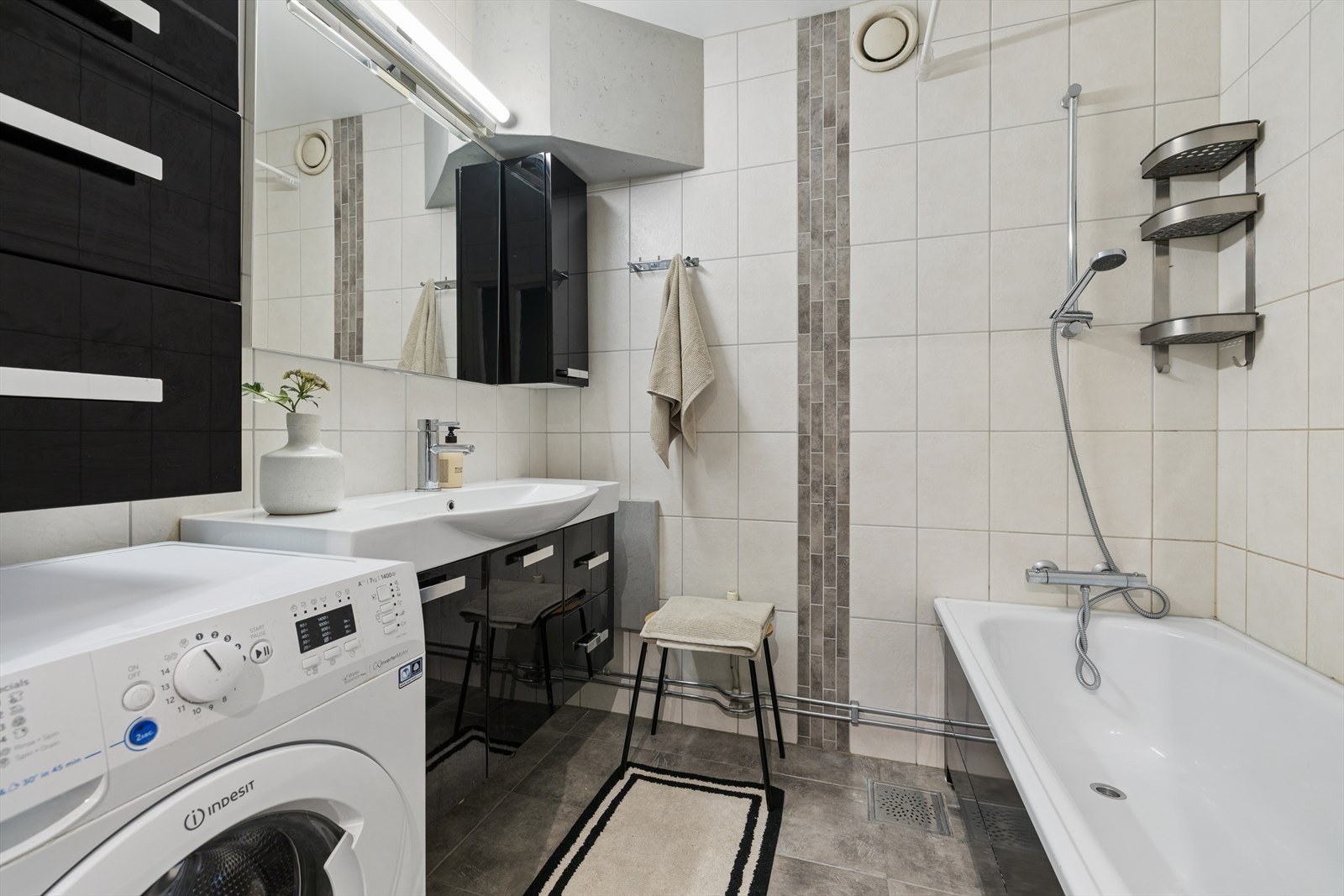 Badet ble flislagt i 2015 og er innredet med badekar, baderomsinnredning med servant og har opplegg for vaskemaskin. Galleribilde