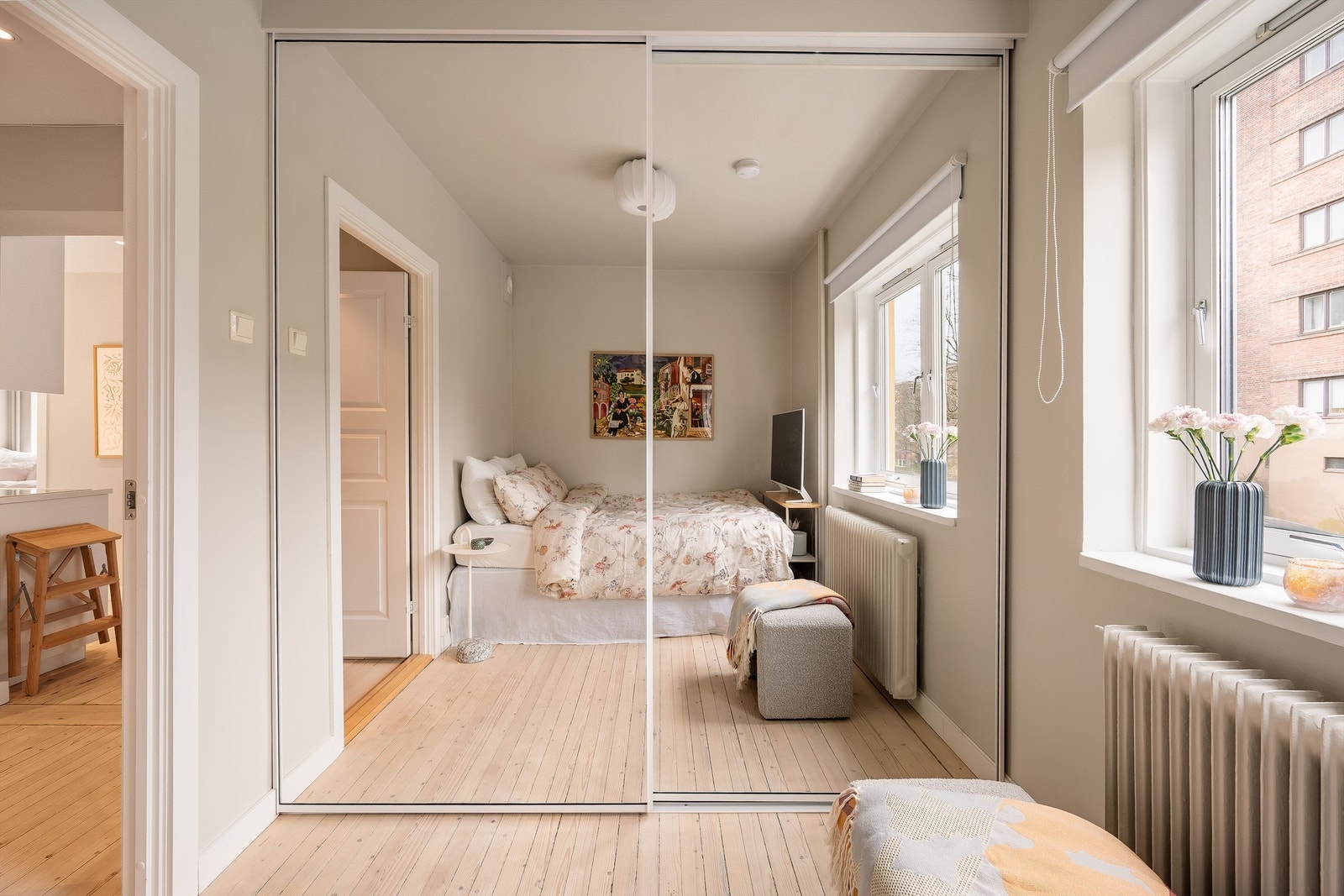 Det er montert skyvedørsgarderobe med speilfronter i begge soverom Galleribilde