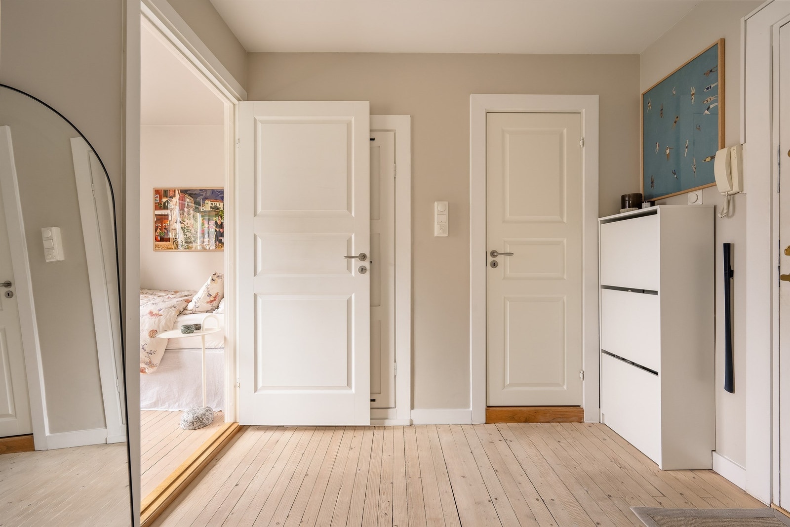 Lyst og pent inngangsparti med god plass til oppbevaring Galleribilde