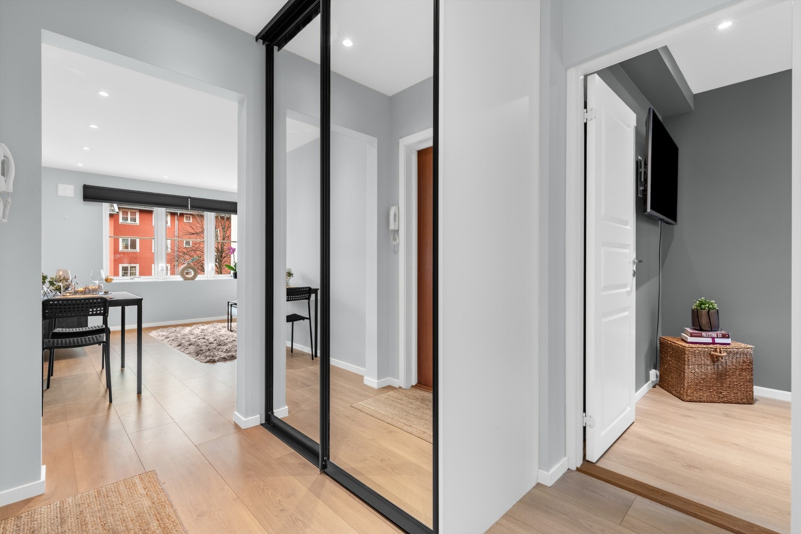 Innbydende entré pusset opp i flott 1-stavs laminatgulv, downlights og nymalte glatte veggflater Galleribilde