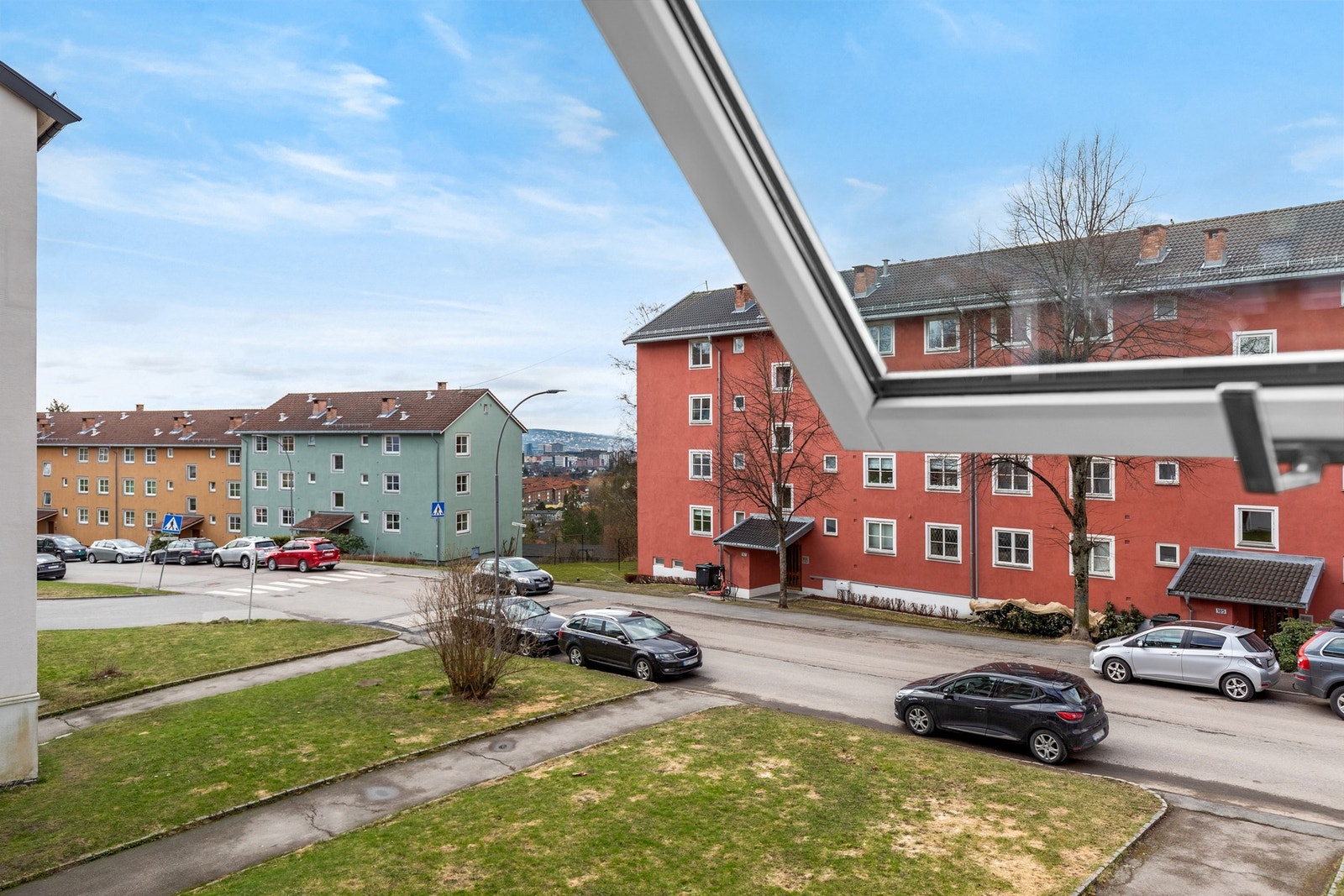 Her bor du i en rolig gate sentralt på Tonsehagen og med fritt utsyn Galleribilde