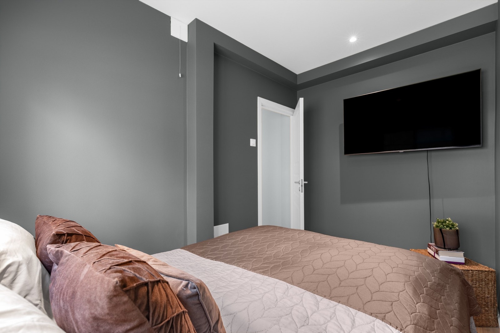 Downlights i himling, glatte gråmalte vegger og lyst 1-stavs laminat som ellers i boligen! Galleribilde
