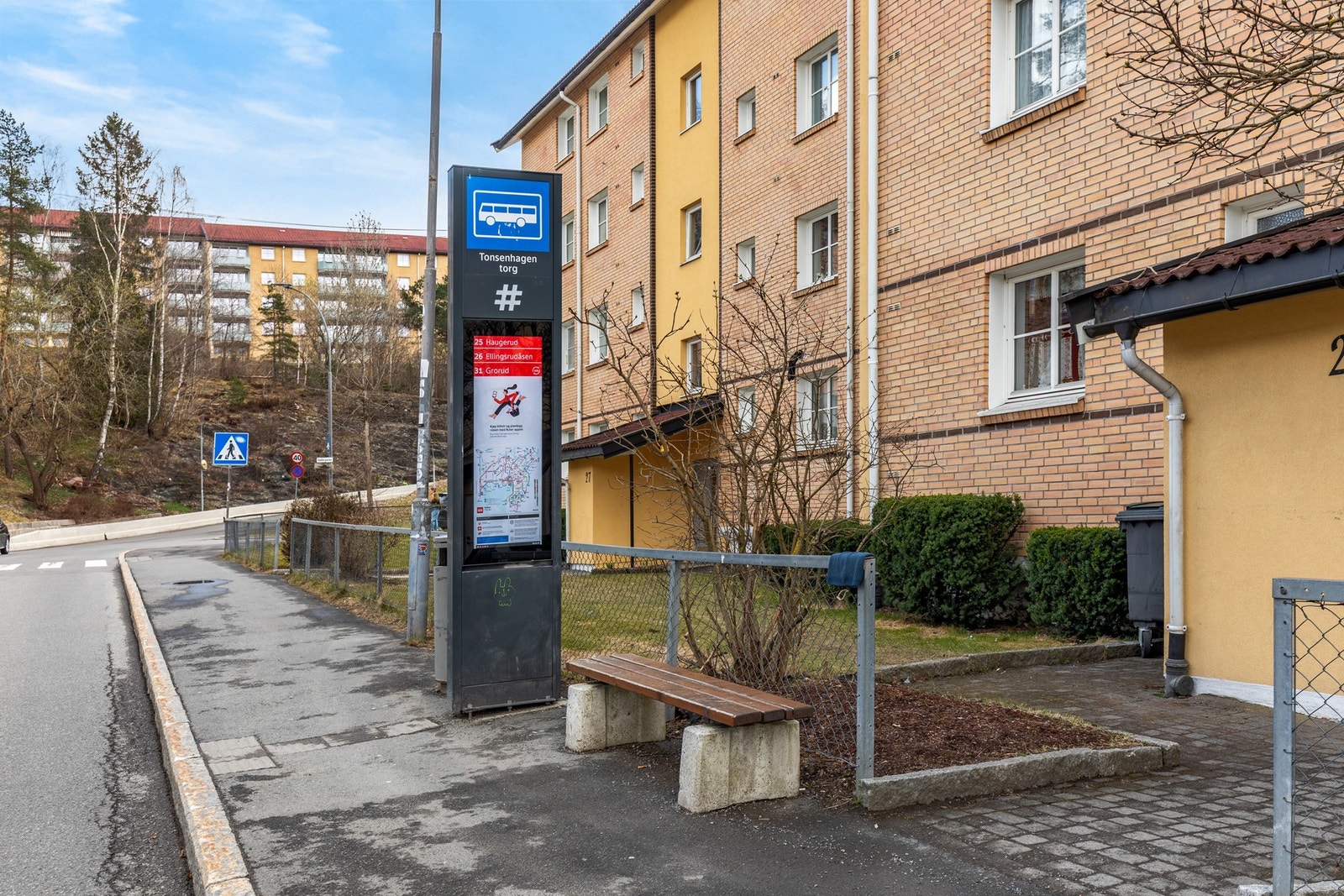 Nærmeste bussholdeplass "Tonsenhagen torg" ligger bare noen fåtall skritt fra leiligheten Galleribilde