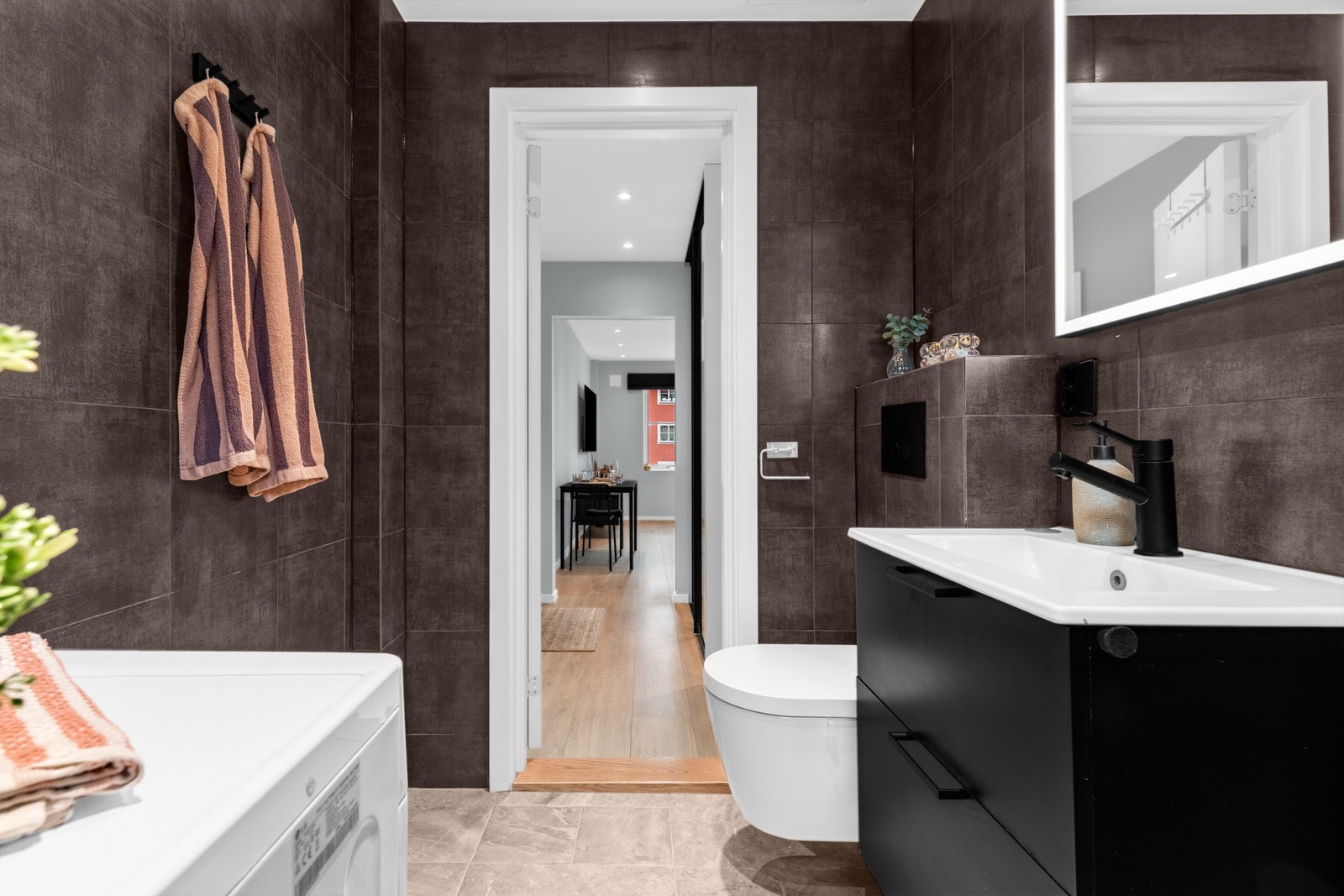 Det er så klart gulvvarme og opplegg for både vaskemaskin og tørketrommel! Galleribilde