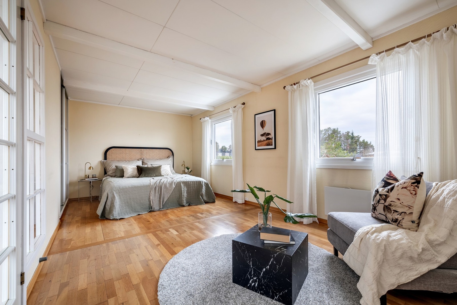 Det er to soverom, begge med god plass til seng, nattbord og diverse møblement. Galleribilde