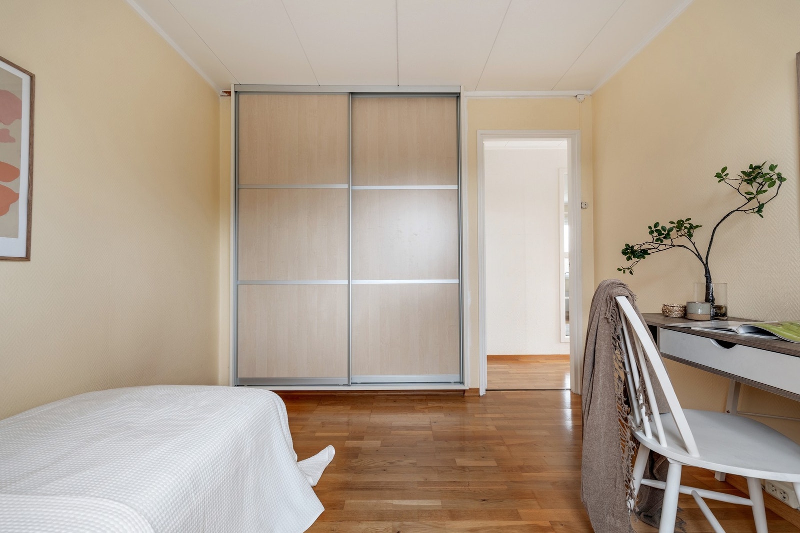 Begge soverommene er innredet med skyvedørsgarderobe. Galleribilde