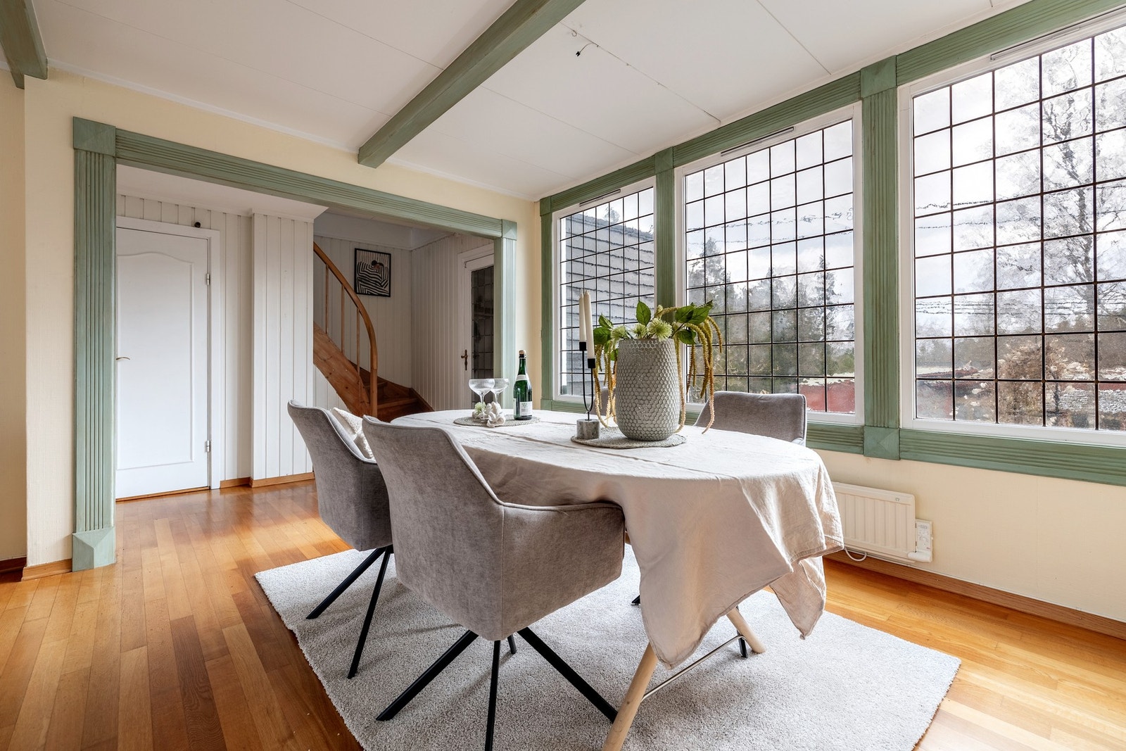 Store vindusflater slipper inn rikelig med naturlig dagslys, noe som gir rommet en åpen og luftig følelse. Galleribilde