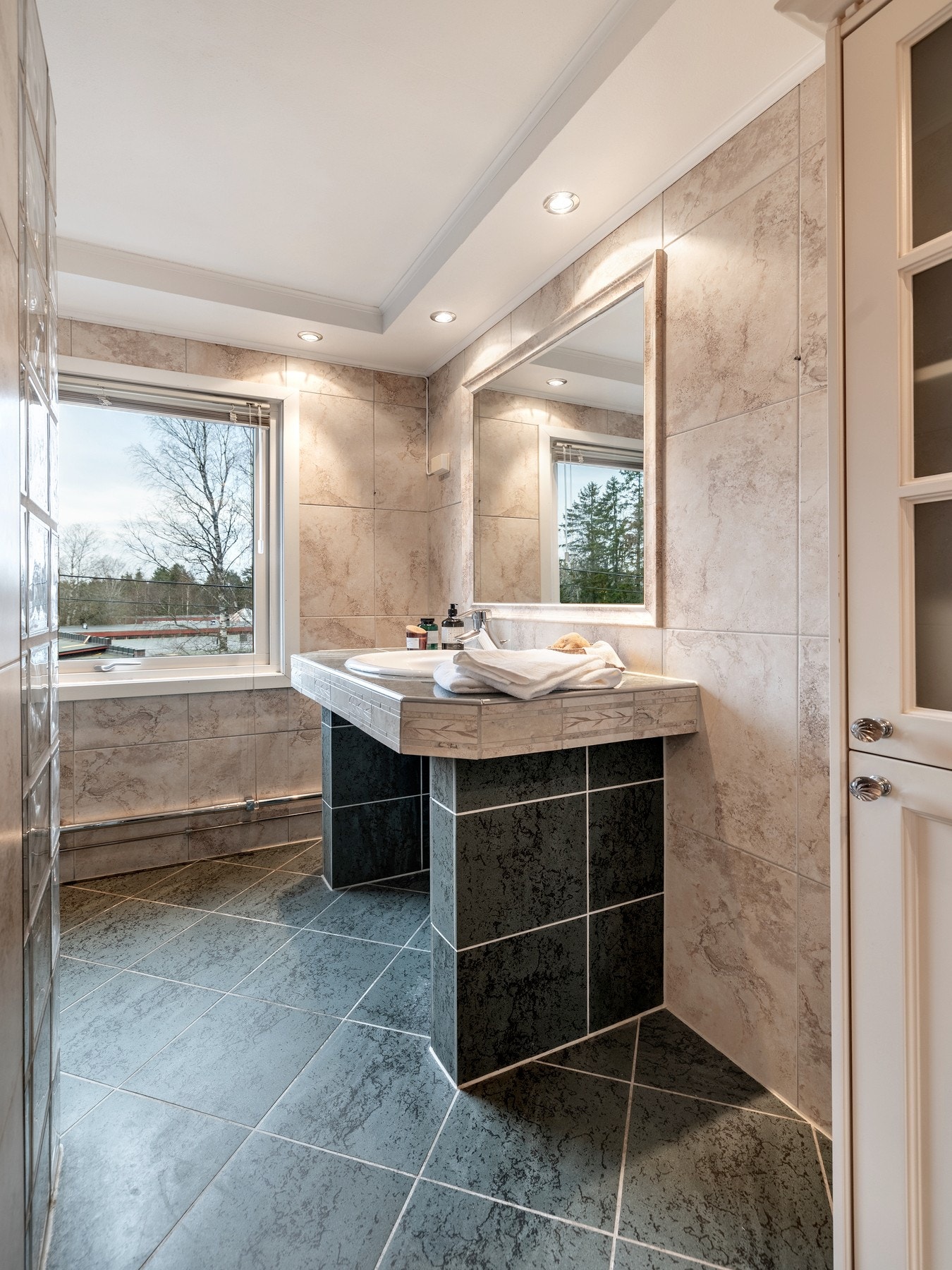 Badet er utstyrt med flislagte vegger og flislagt gulv med varmekabler. Galleribilde