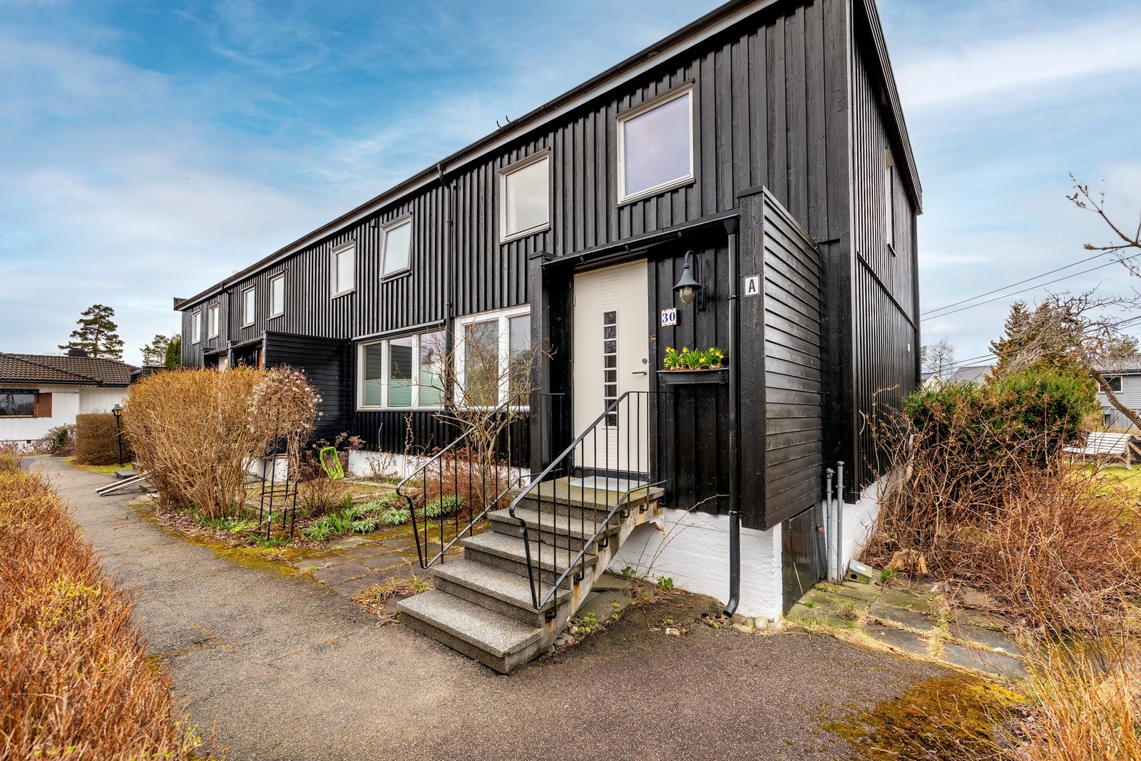 Dette er et attraktivt enderekkehus over tre plan. Galleribilde