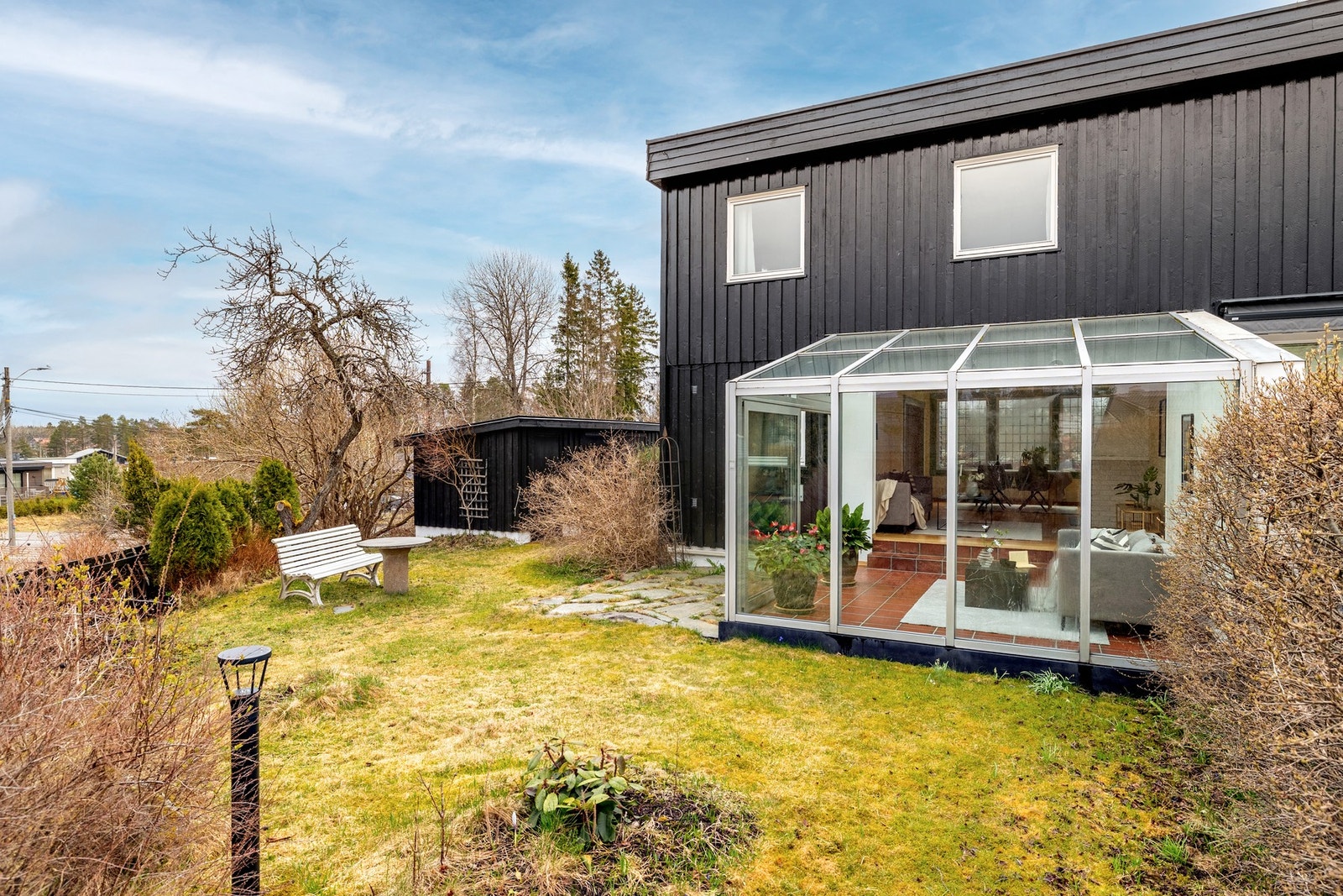Hagen er et perfekt sted å nyte varme dager og lyse sommerkvelder, med god plass til utemøbler, grill og soner for både soling og hyggelig samvær. Galleribilde