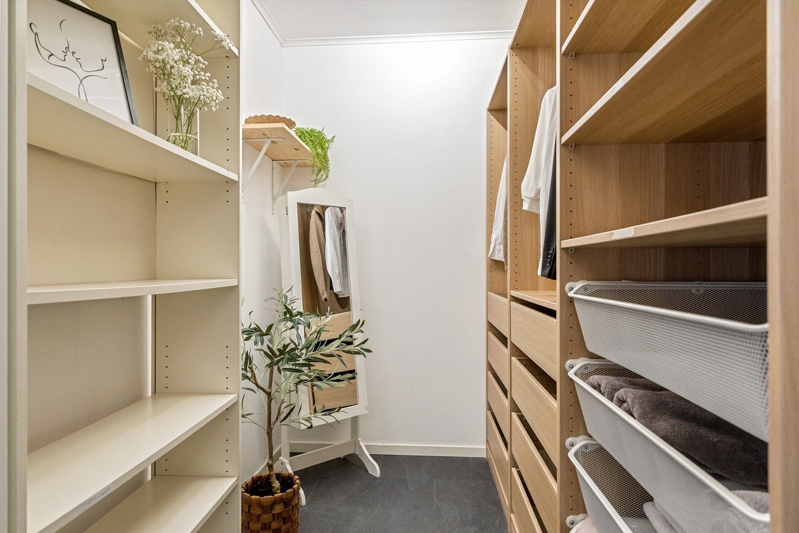 I tillegg har leiligheten rikelig med oppbevaringsplass i en innvendig bod, innredet som walk-in closet. Galleribilde