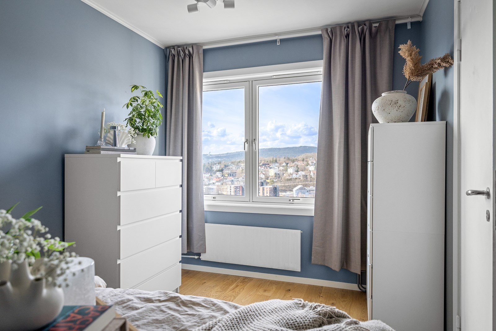 Det er plass til oppbevaringsmøbler på soverommet. Galleribilde