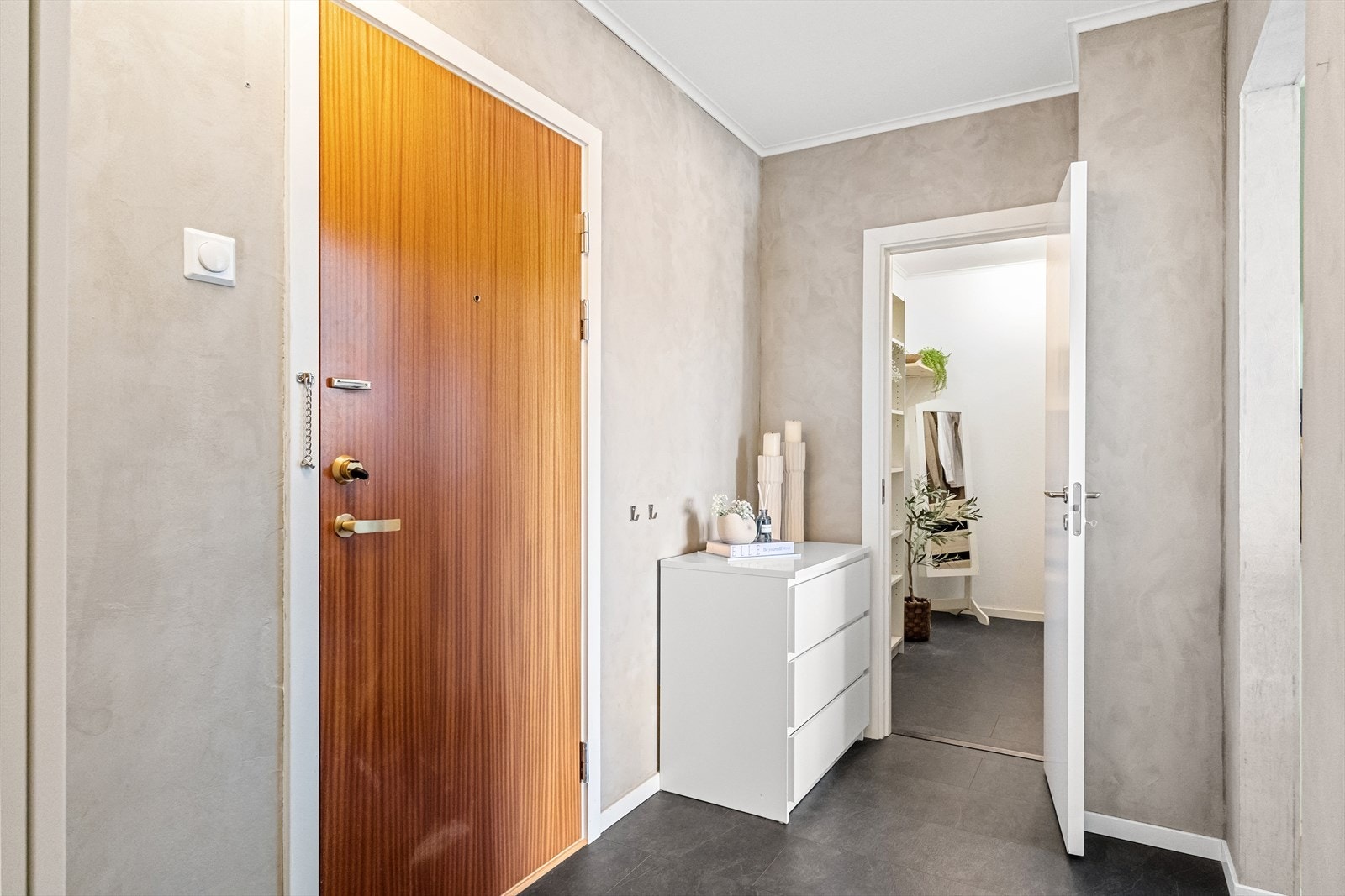 Leiligheten ligger i 9. etasje og har heisadkomst. Galleribilde