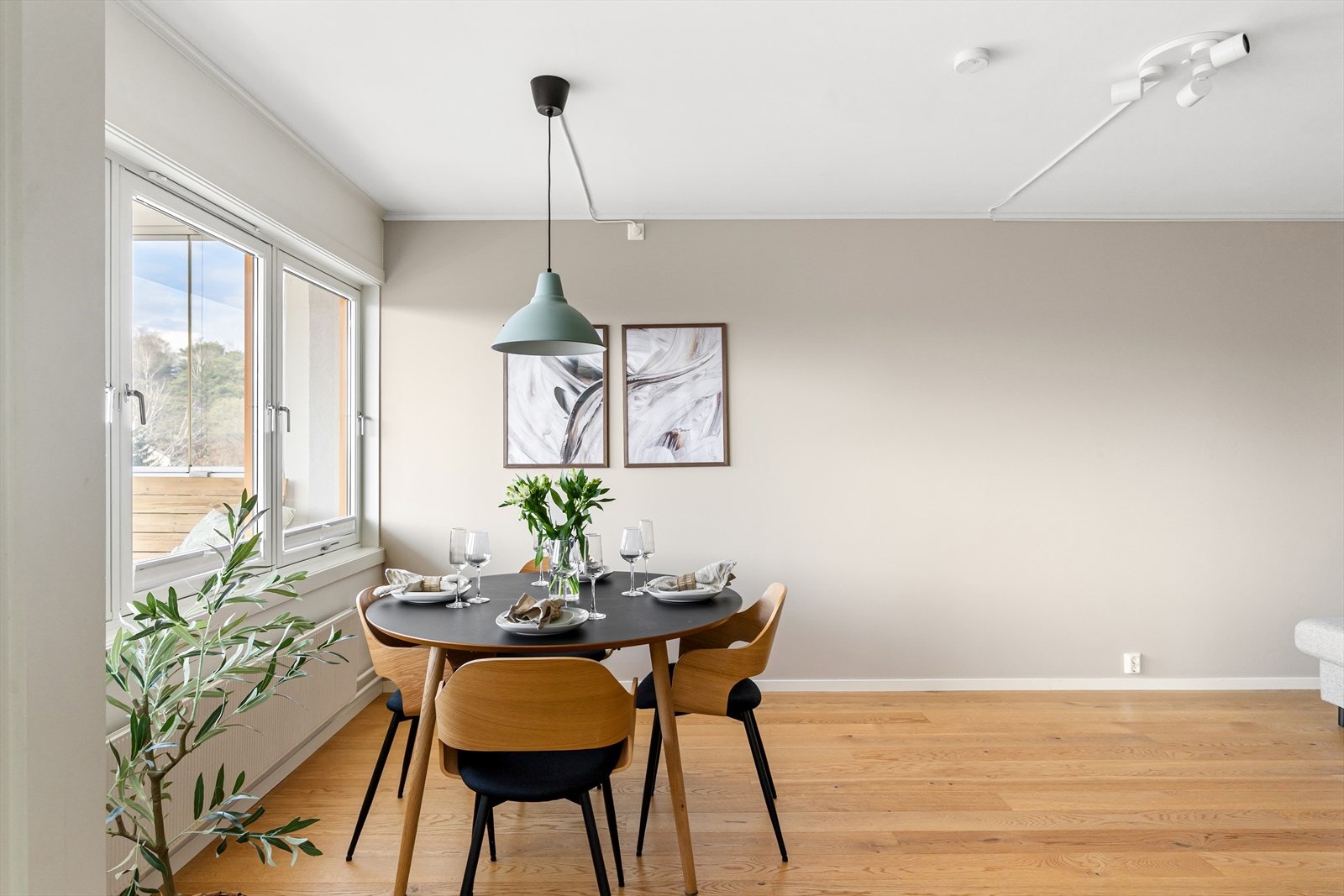 Pen enstavs eikeparkett på gulv og malte overflater fra 2018. Galleribilde