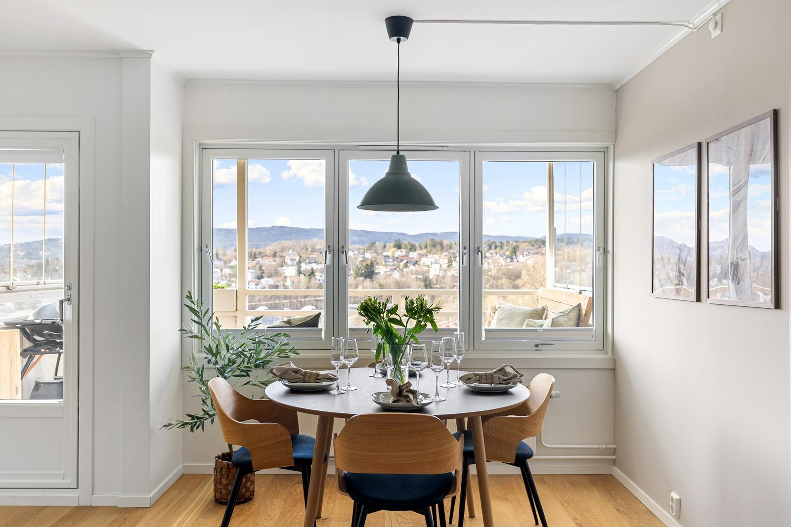 Velkommen til en lys og innbydende 2-roms utsiktsleilighet med sentral og attraktiv beliggenhet på Grefsen. Galleribilde