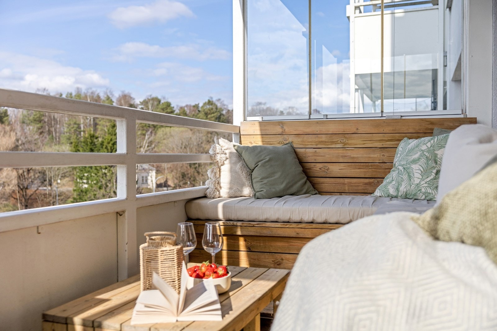 Balkongen er overbygd og har plassbygd sittemøbel og plass til bord. Galleribilde