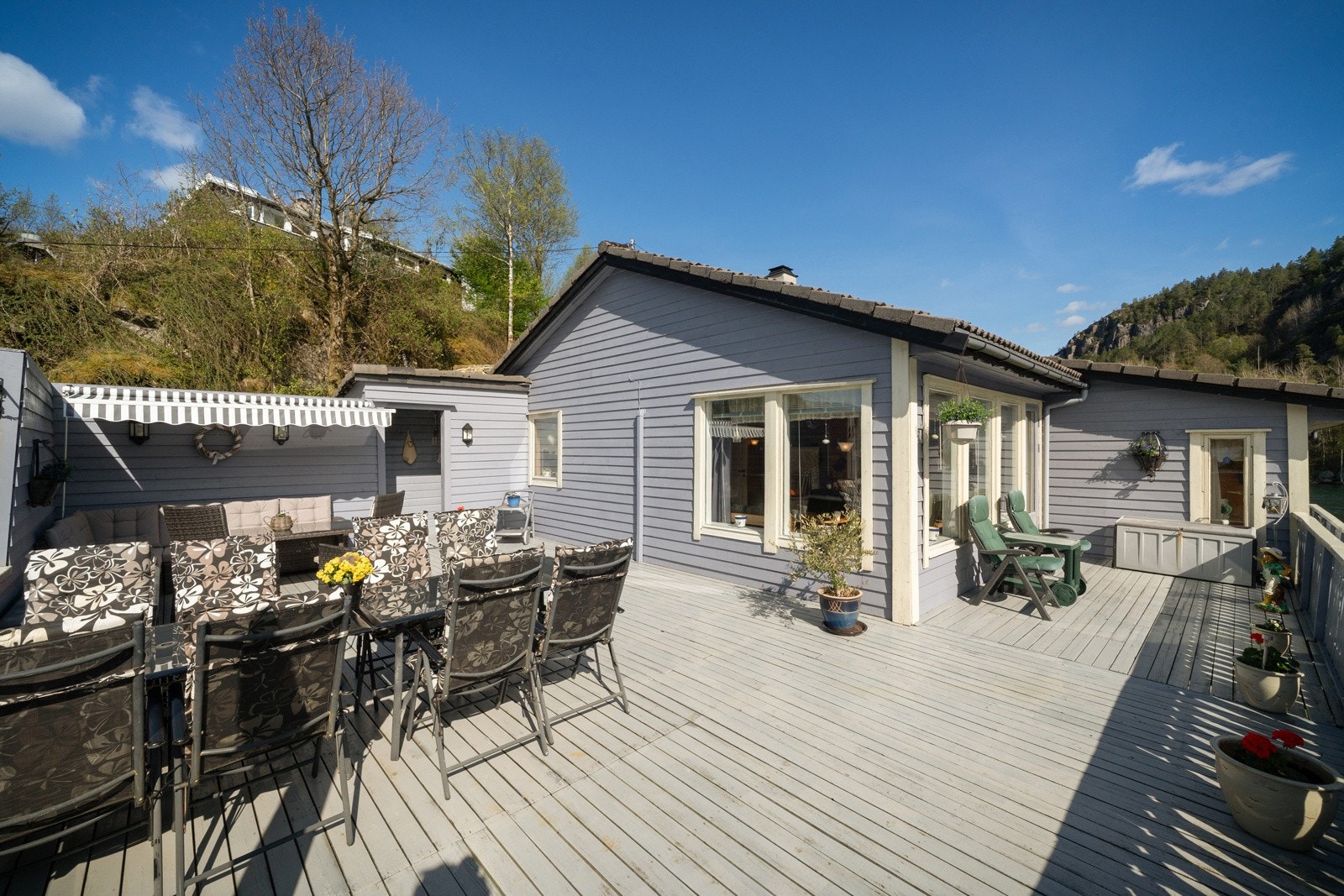 Stort terrasseareal med god plass til møblering Galleribilde