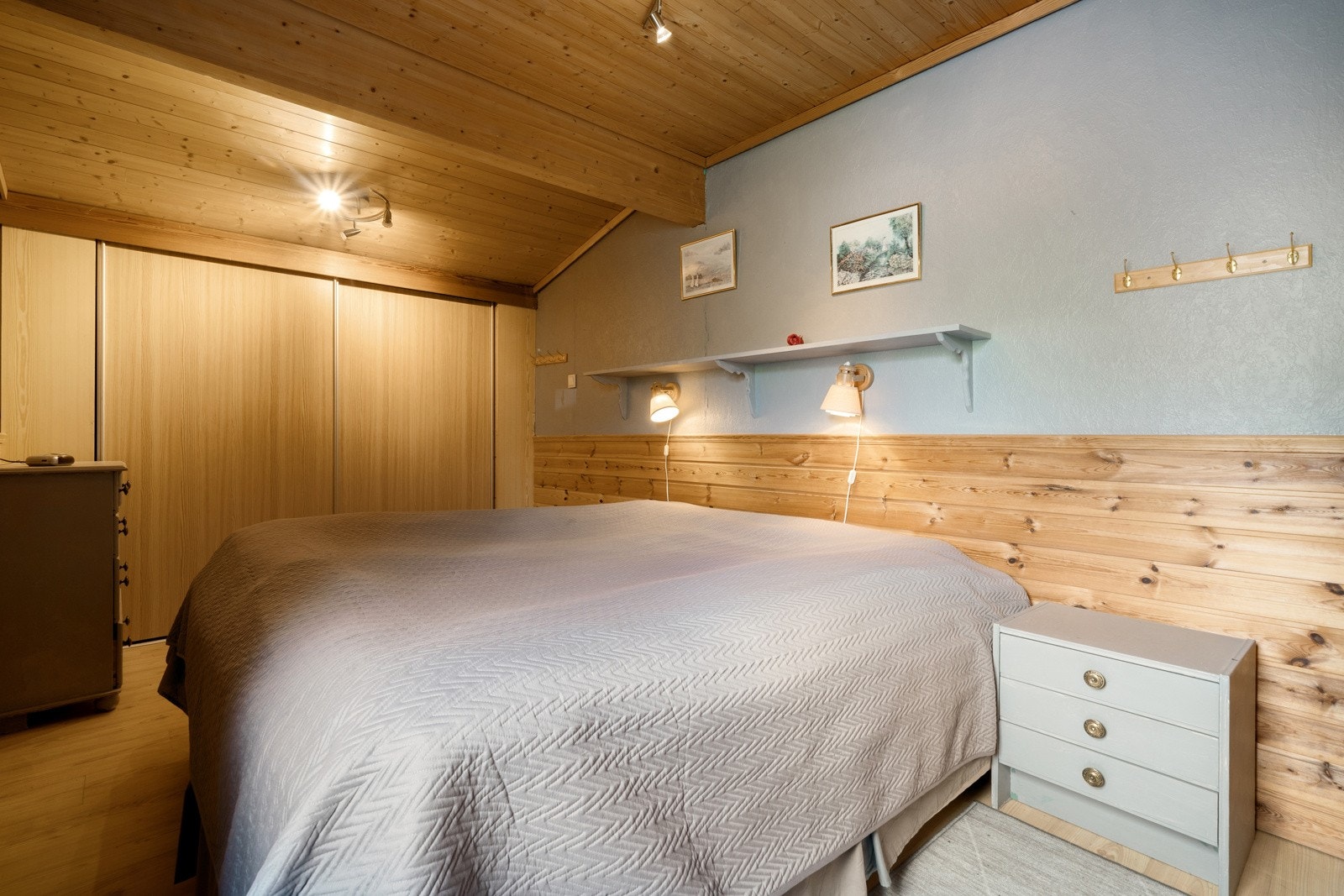 God lagringsplass med skyvedørsgarderobe Galleribilde