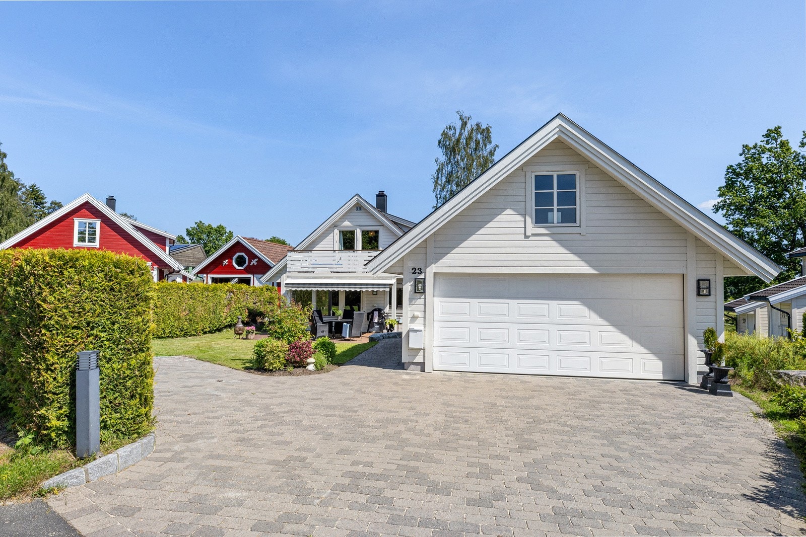 Garasje og gode parkeringsmuligheter på egen tomt Galleribilde