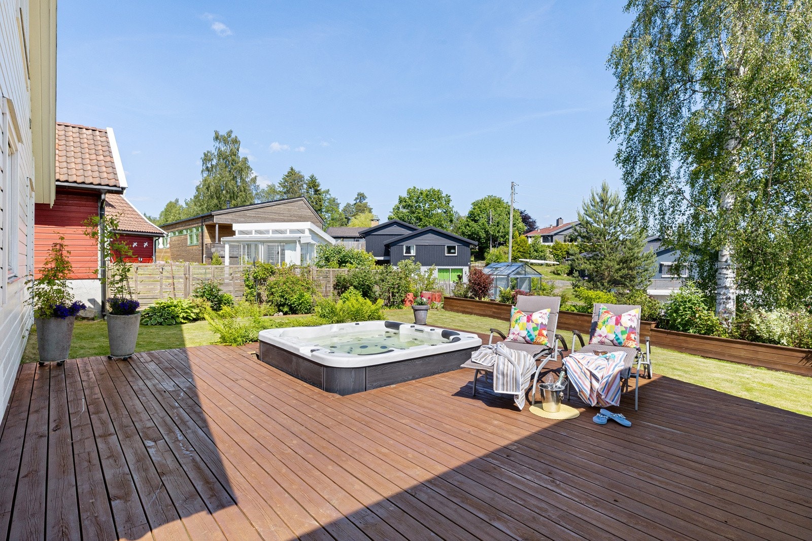 Nedfelt jacuzzi på terrassen (fra juni 2025) - Terrassen er overflatebehandlet med trykkimpregnert treverk Galleribilde