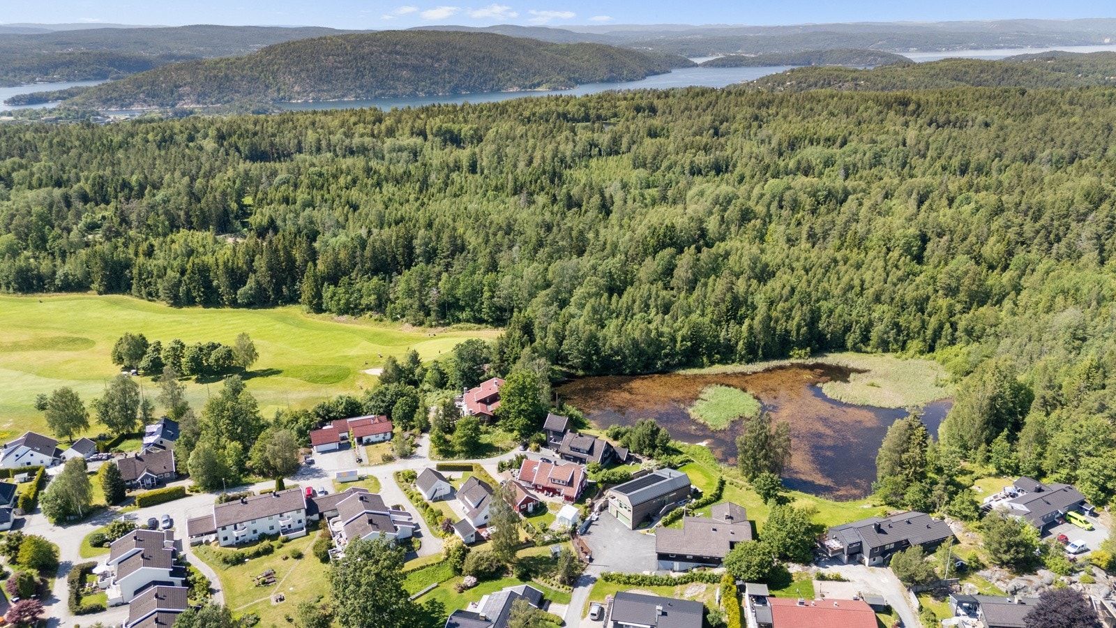 Det er nærhet til skoler, barnehager, god offentlig kommunikasjon, daglige servicetilbud, samt fantastiske tur- og rekreasjonsområder Galleribilde