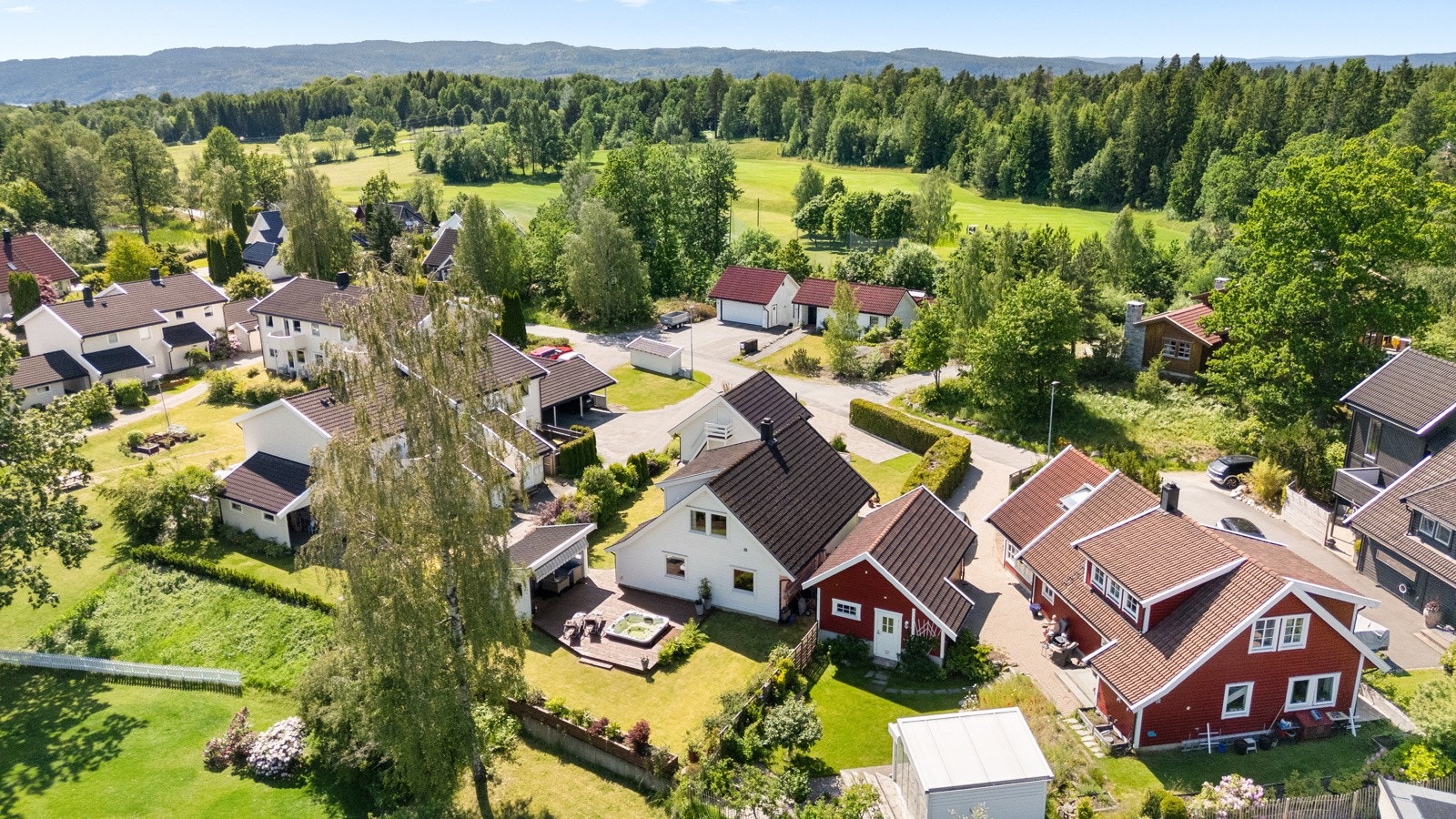 Eiendommen ligger i et attraktivt og barnevennlig boligområde ved golfbanen på Belsjø Galleribilde