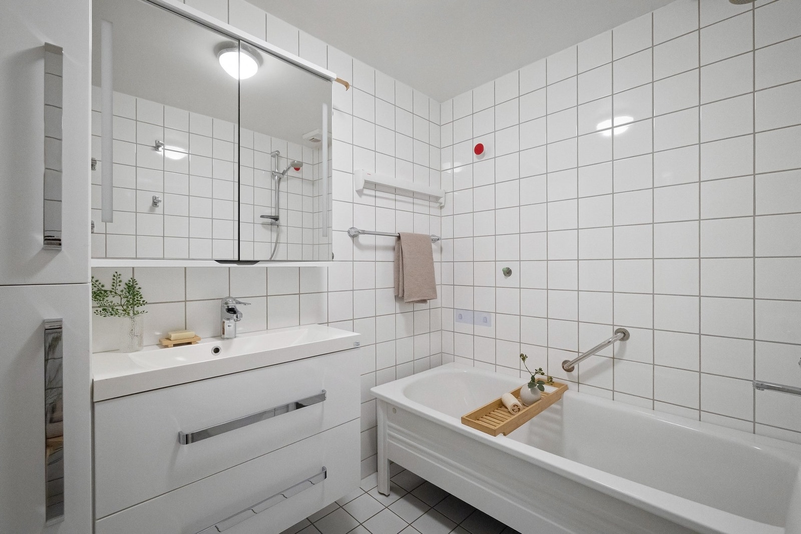 Innredet med klosett, servant med innredning, speilskap og badekar Galleribilde