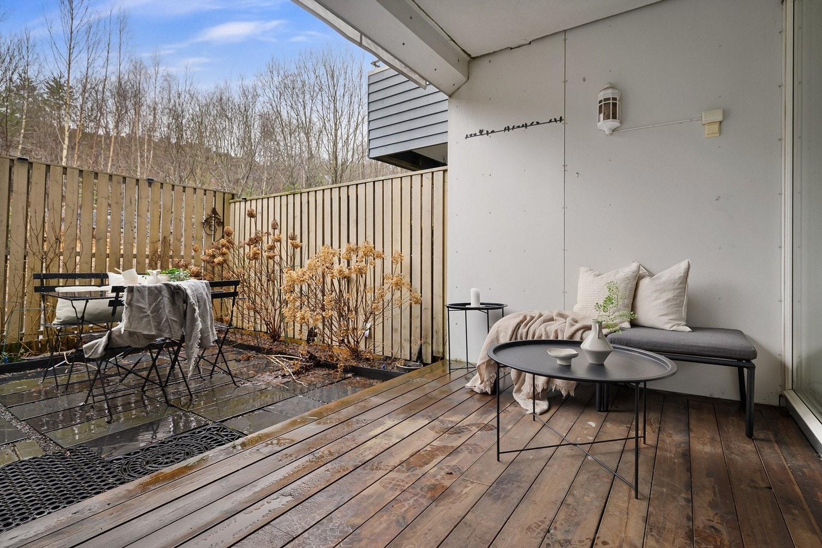 Uteplassen er på til sammen 23 kvm og har plass til flere sittegrupper og grill. Terrassen har markise, utebelysning og stikkontakt. Galleribilde