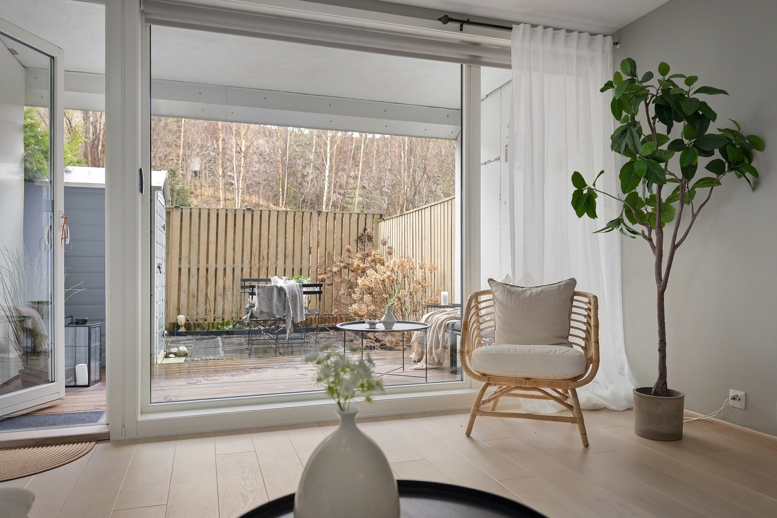 Store vindusflater gir godt med naturlig lys Galleribilde