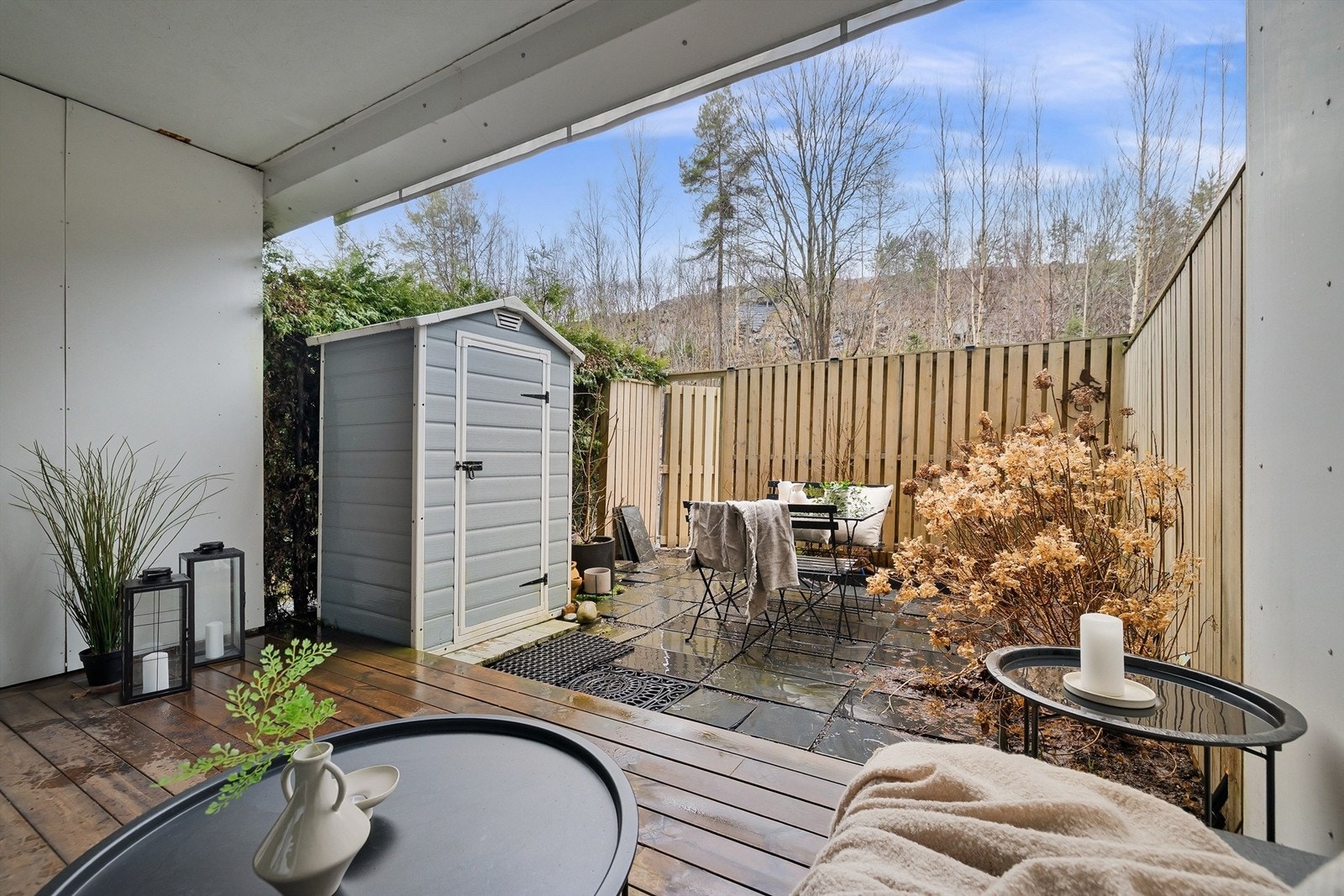 Fra stuen er det utgang til delvis overbygget markterrasse og hellebelagt uteplass Galleribilde