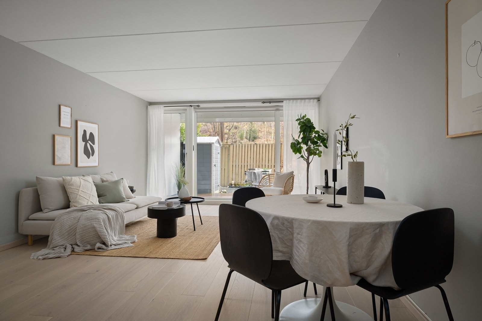 Stuen har plass til både sofagruppe og spiseplass Galleribilde