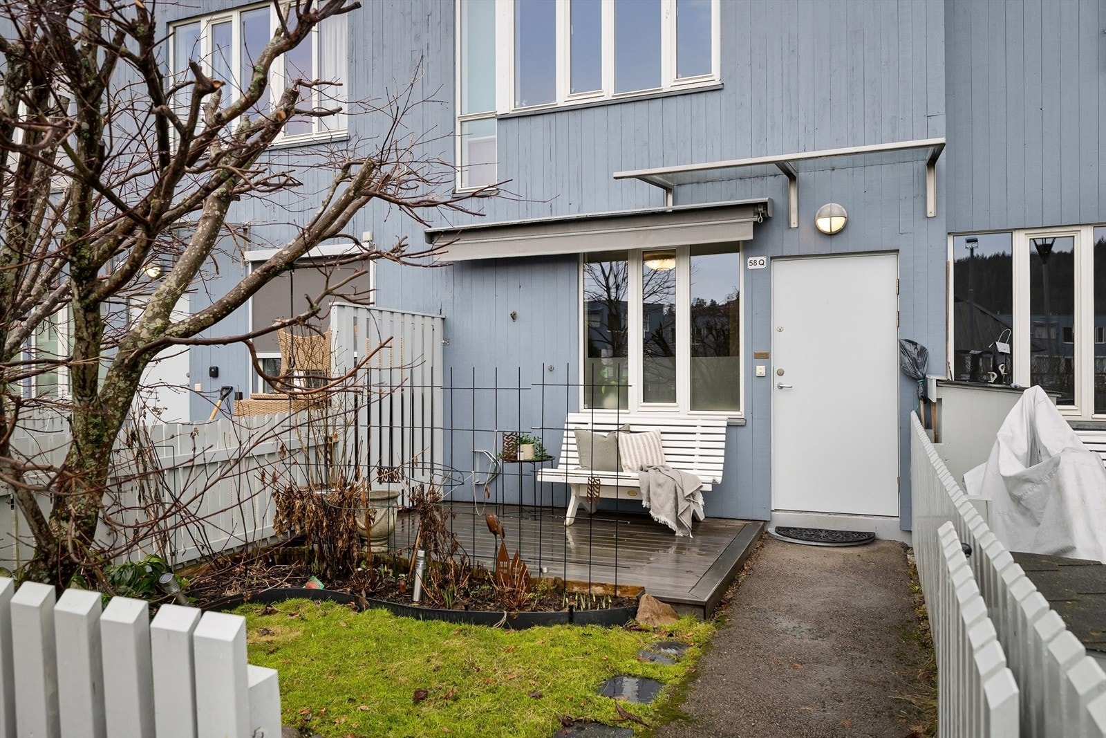 Østvendt markterrasse på 7 kvm. Egen inngang til boligen gir en rekkehusfølelse Galleribilde
