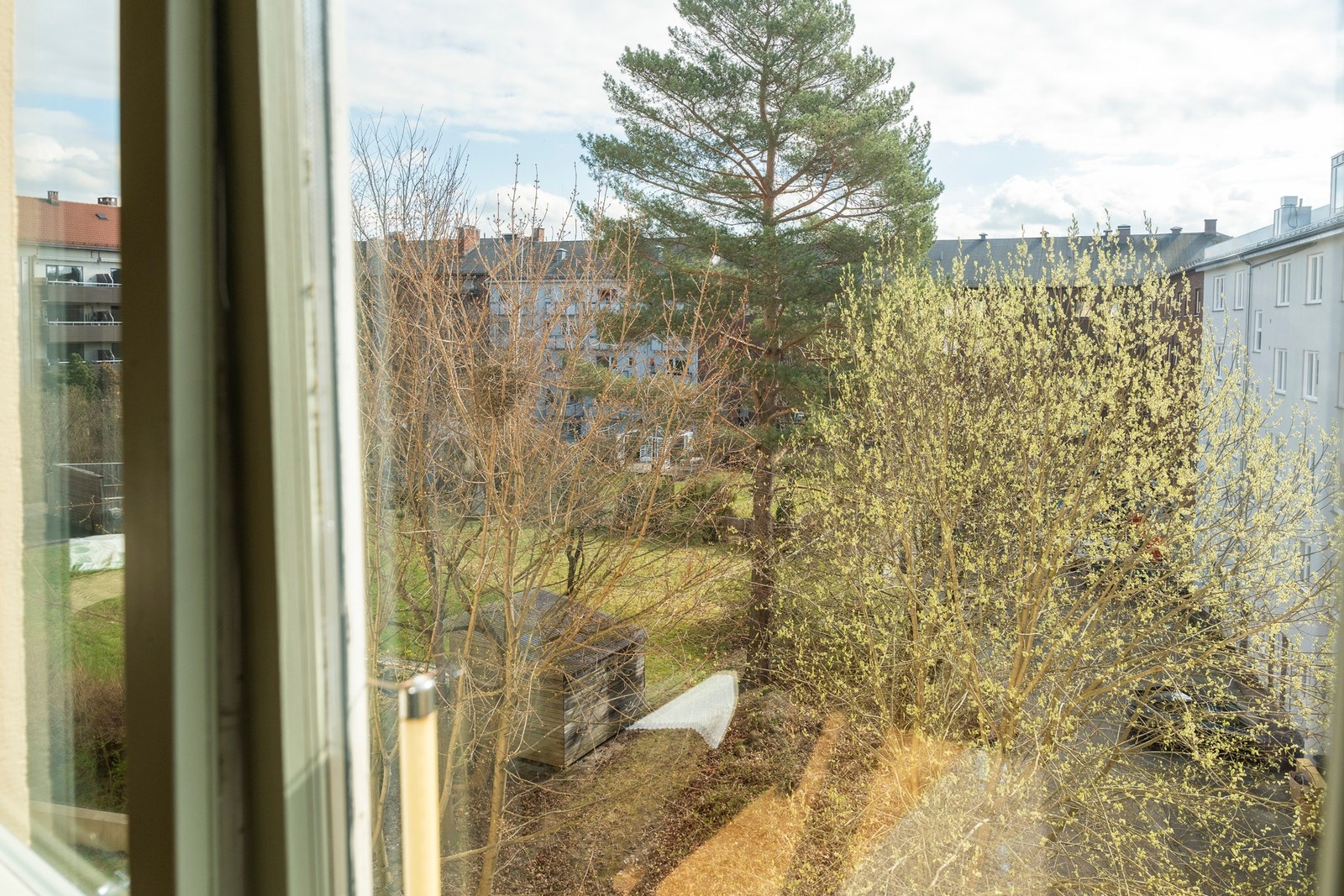 Leiligheten vender mot lukket og pent opparbeidet bakgård. Galleribilde