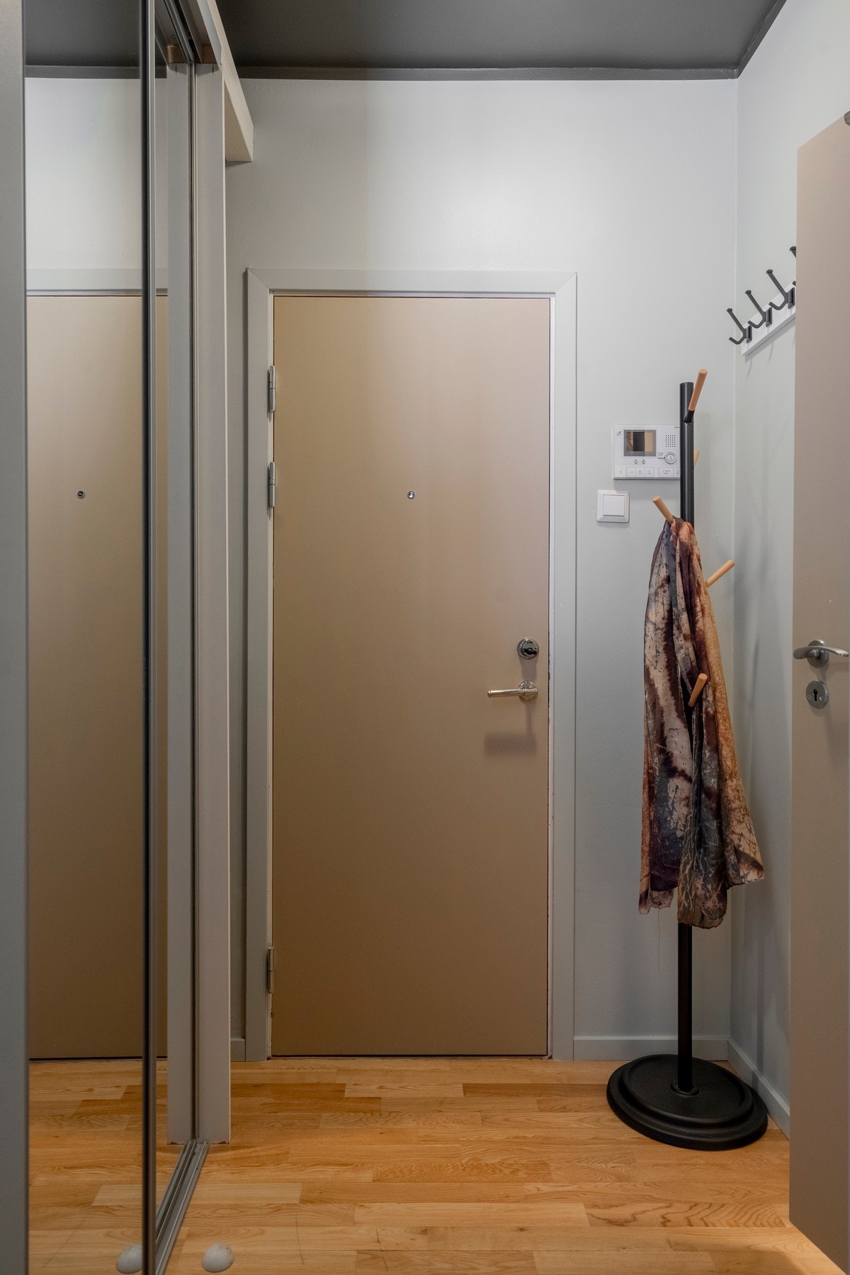 Lys og innbydende gang med oppheng for jakker og plass til skohyller, Galleribilde