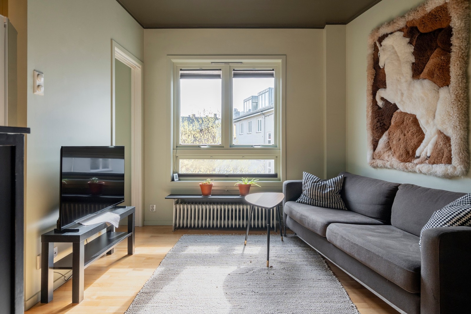 Takhøyden på 2,6 meter gir leiligheten en luftig atmosfære. Galleribilde
