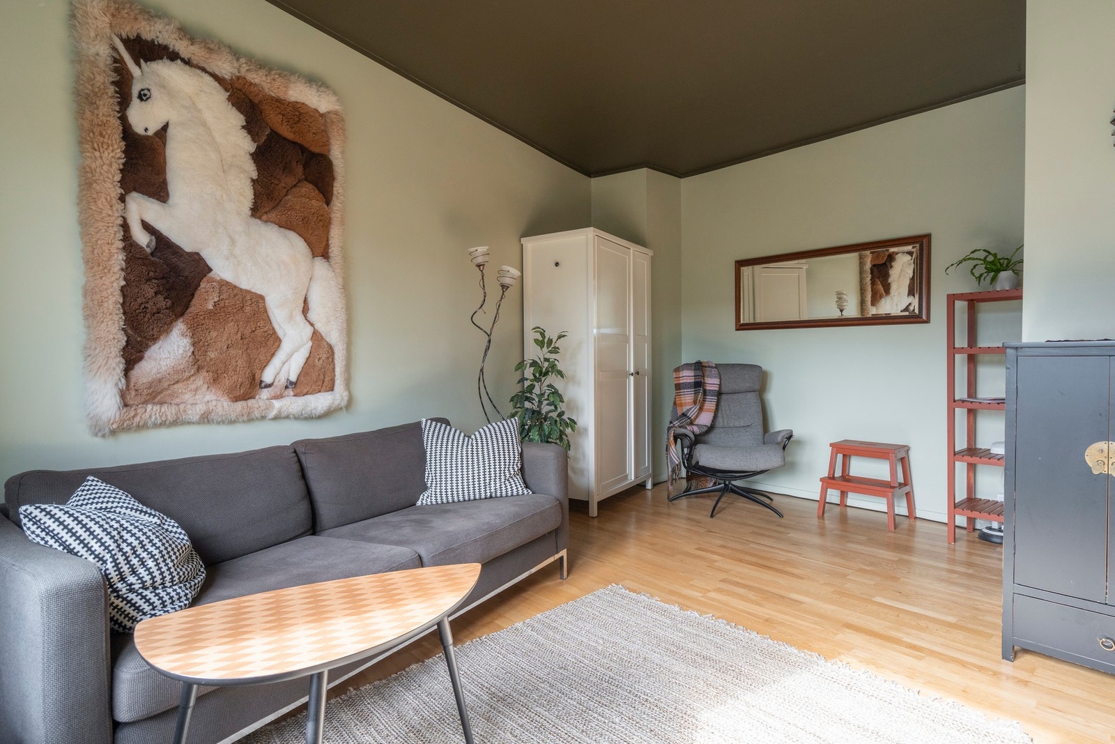 Leiligheten har parkett på gulv og slette, lysmalte vegger. Galleribilde