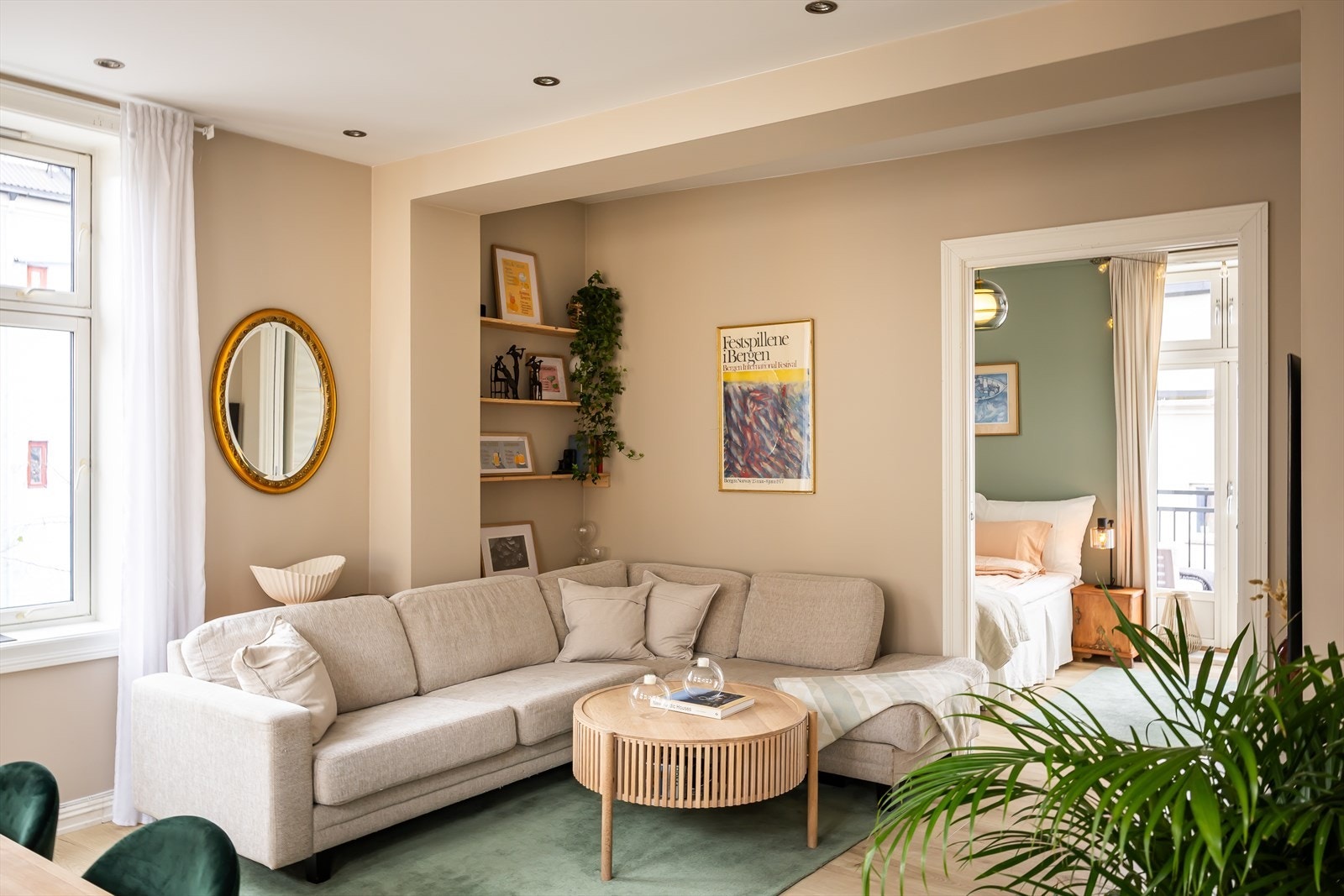 Her er det god plass til sofagruppe, TV-møblement og spisebord. Galleribilde