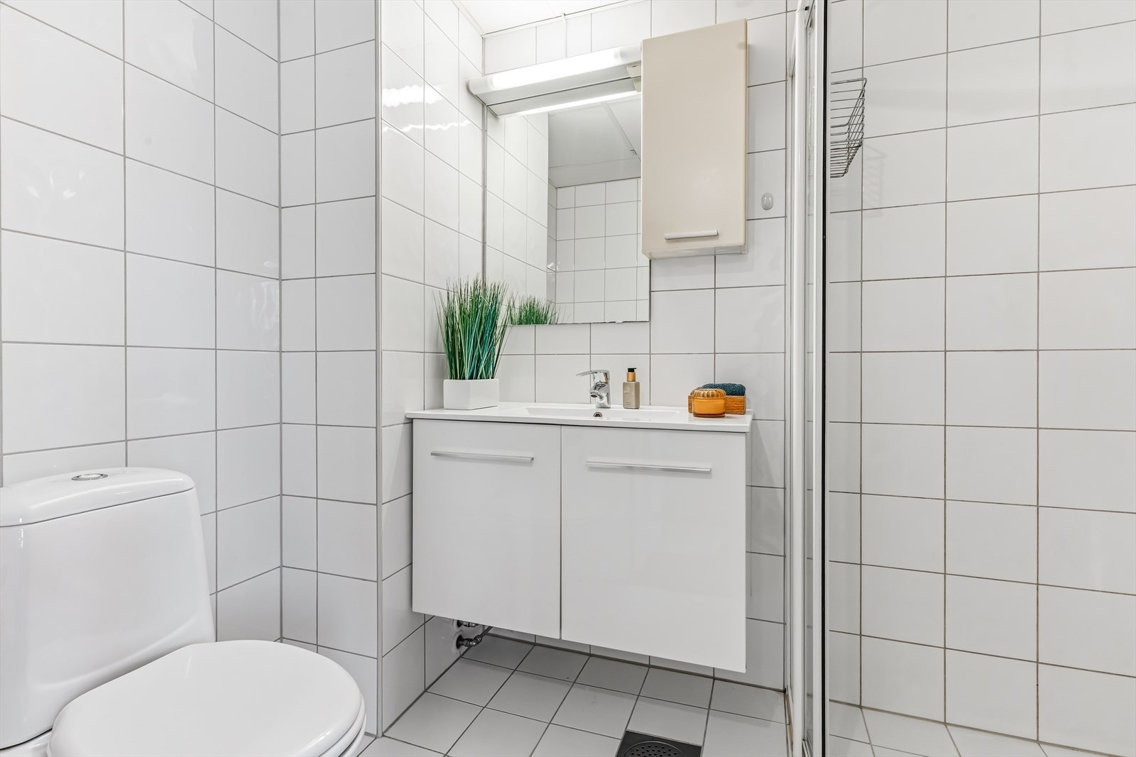 På badet er det opplegg for vaskemaskin, samt mekanisk ventilasjon som bidrar til et godt inneklima. Galleribilde