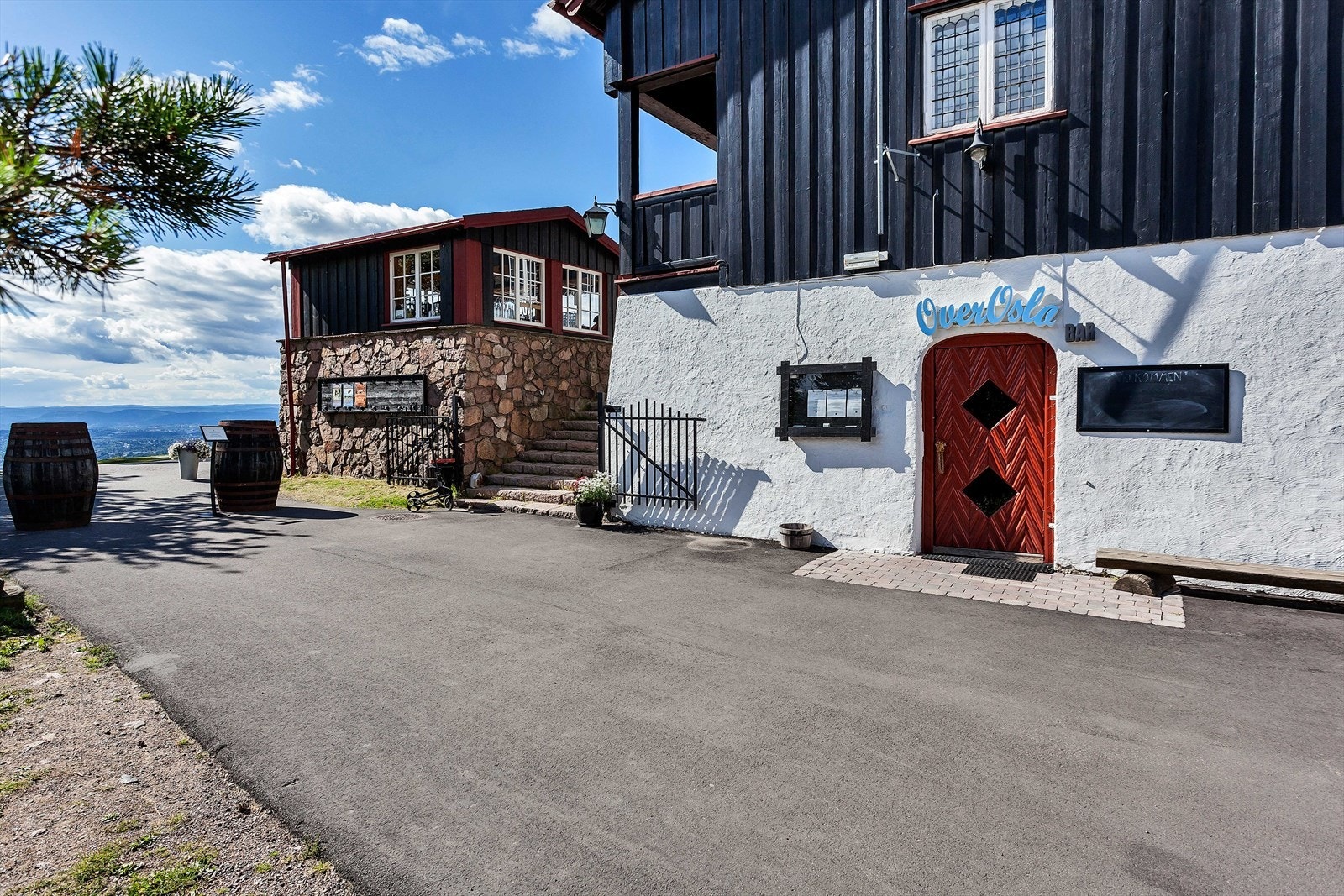 Det er kort trimtur opp til Grefsenkollen. Her kan du nyte en fantastisk utsikt og hyggelig uteservering. Galleribilde