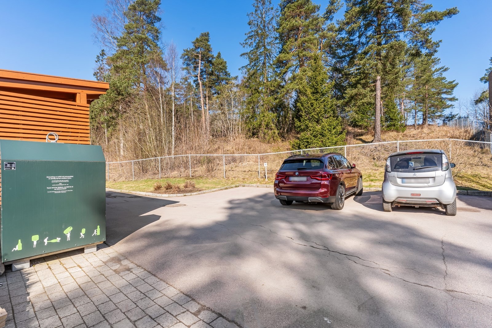 Leiligheten har en egen reservert parkeringsplass ute ved inngang til sameiet, merket med nummer 11. Galleribilde