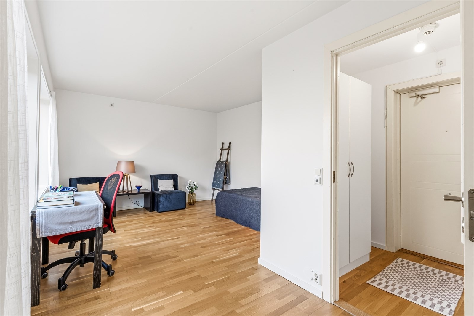 Som 1-roms leilighet er oppholdsrommet også naturlig soveløsning, og planløsningen legger til rette for ulike løsninger etter behov. Galleribilde