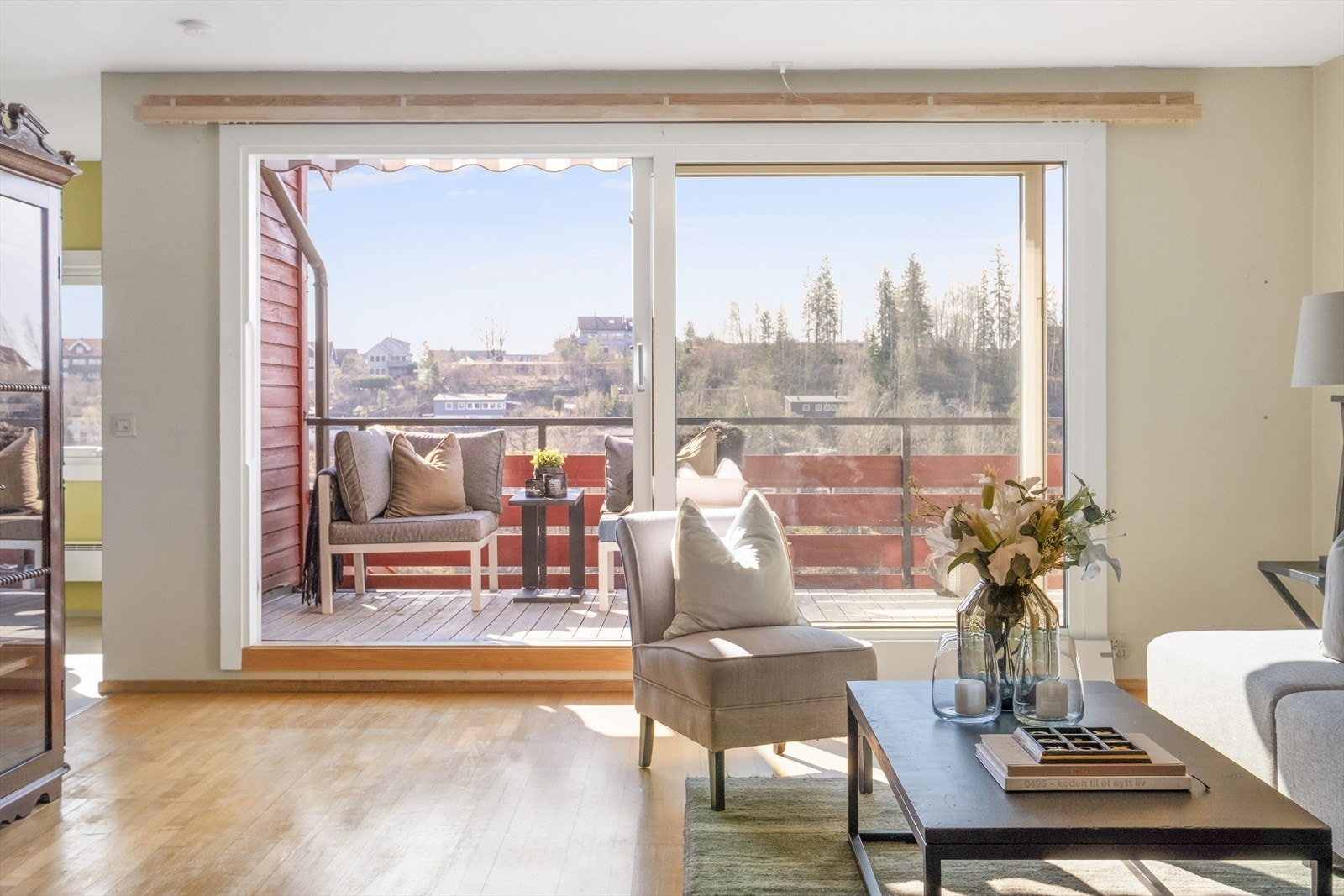 Velkommen til Reverduåsen 34A - Presentert av Sverre Wiborg v/ Nordvik Bærum. Foto: Rullende fotograf. Galleribilde