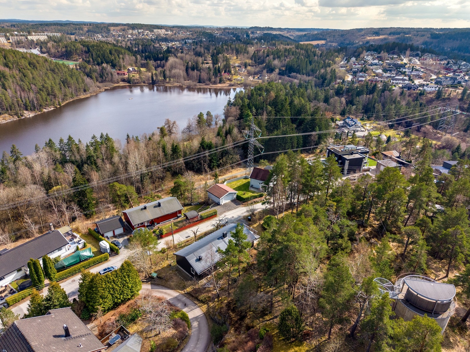 Boligen ligger rett ved marka, og ca. 1,6 km unna Østre Greverud idrettspark hvor det er aktiviteter for alle aldre. Galleribilde
