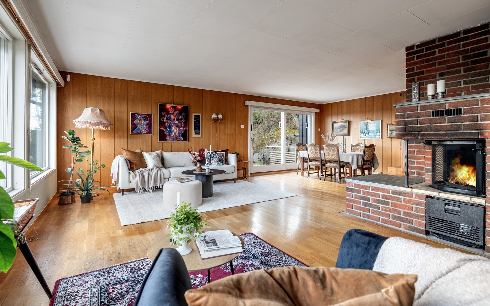 Her er det rikelig med plass til både sofalounge, TV-anlegg og spisebord. Galleribilde